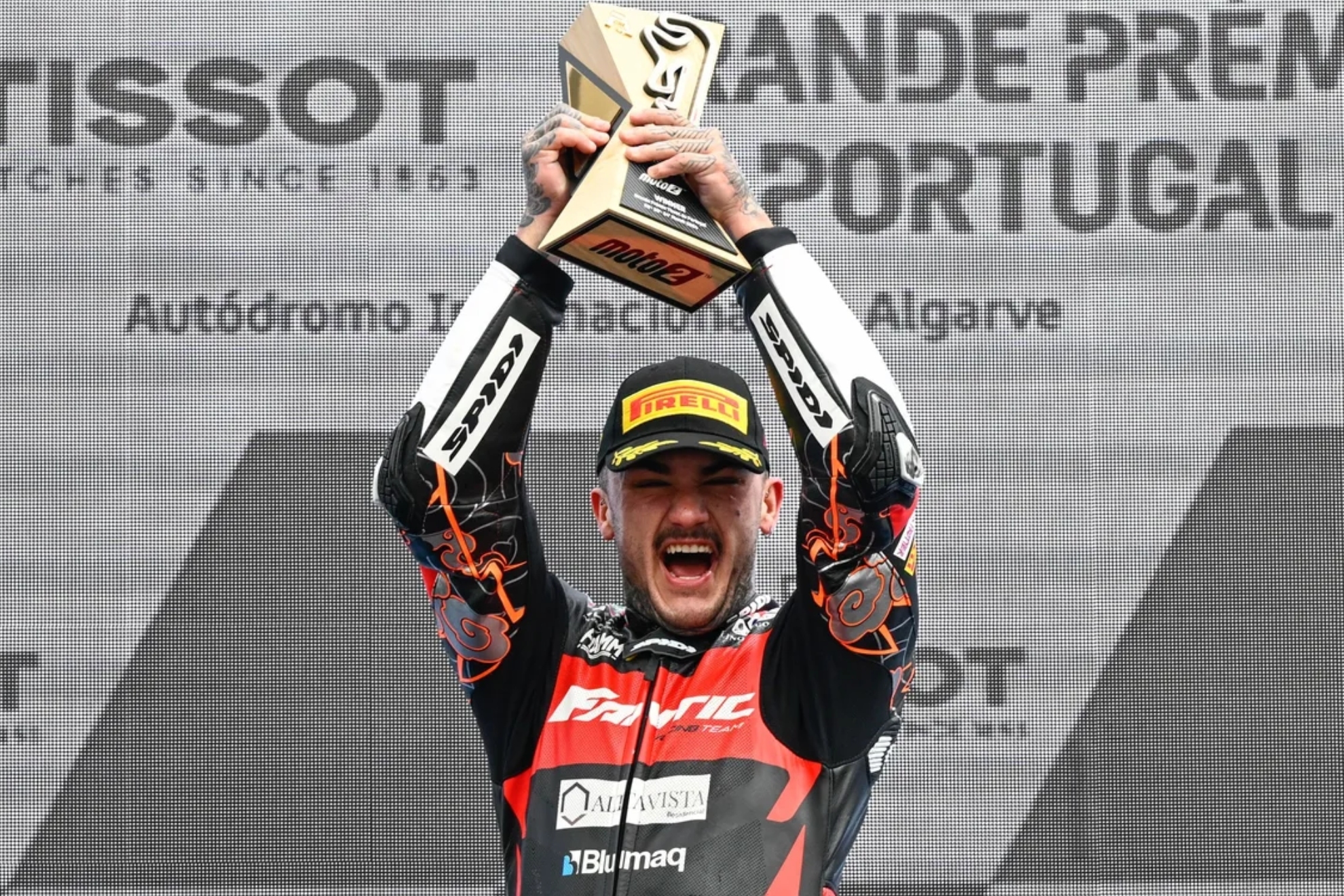 Ar�n Canet alza el trofeo de ganador del GP de Portugal de la clase intermedia.