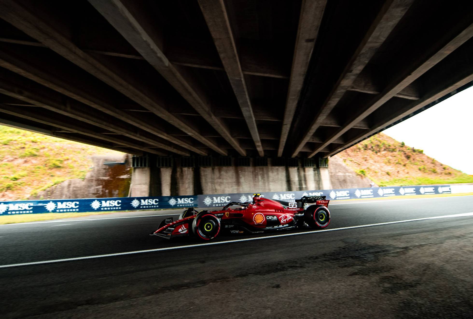 Carlos Sainz, con el Ferrari, bajo el puente de Suzuka en el GP de Jap�n de 2023.