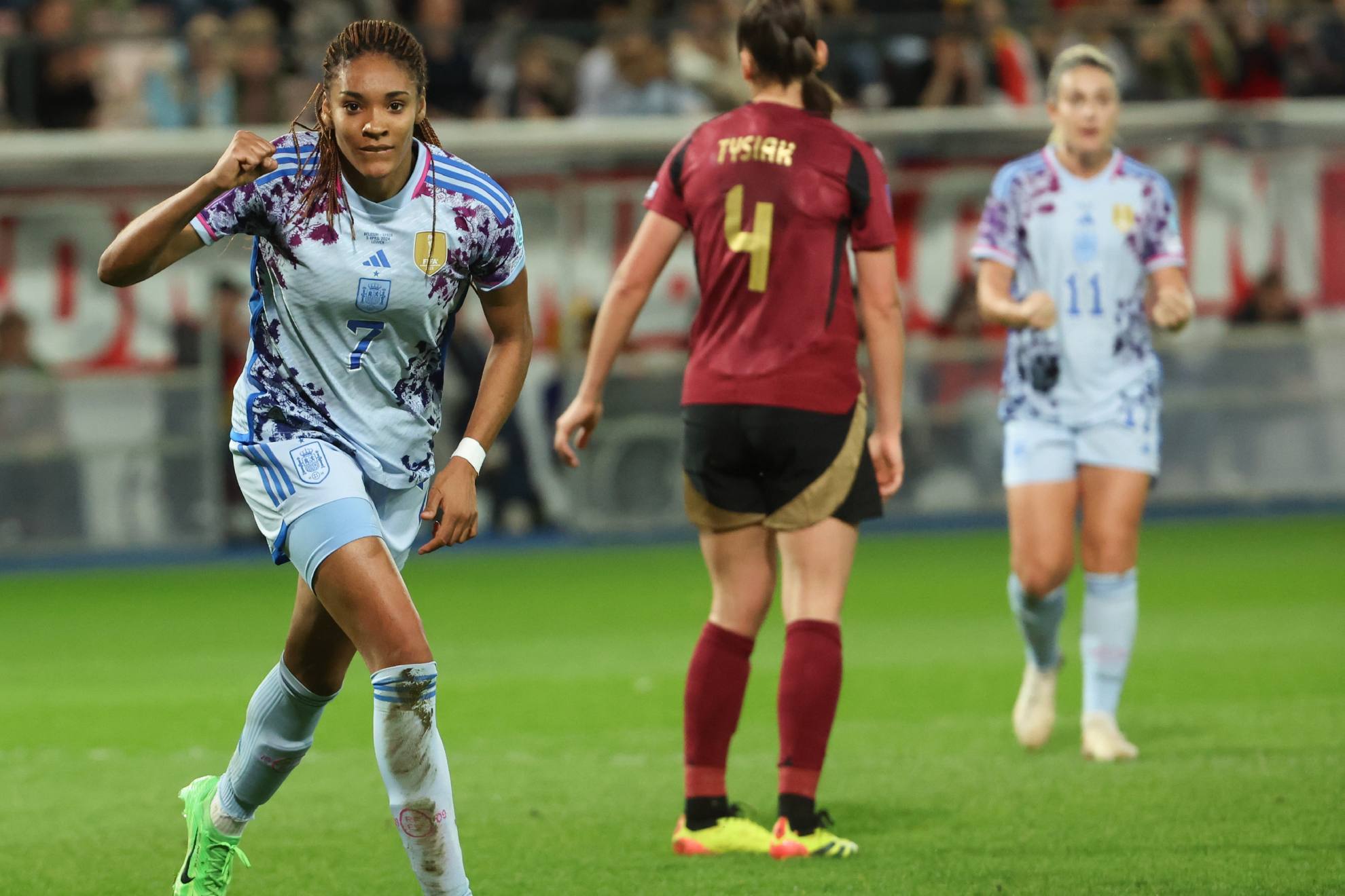 Salma Paralluelo celebra uno de sus tres goles ante B�lgica / EFE