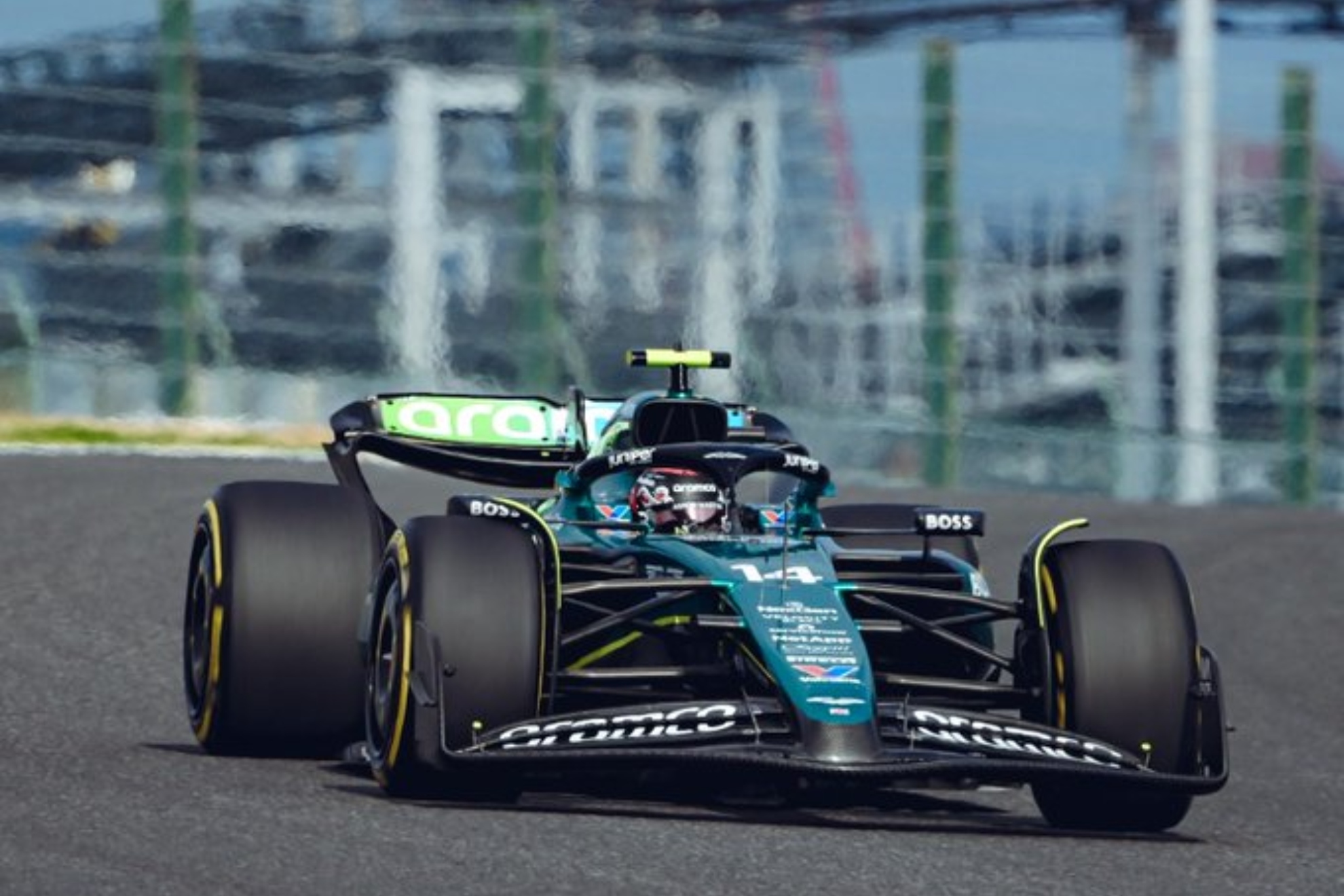 Fernando Alonso, con su Aston Martin en Suzuka.