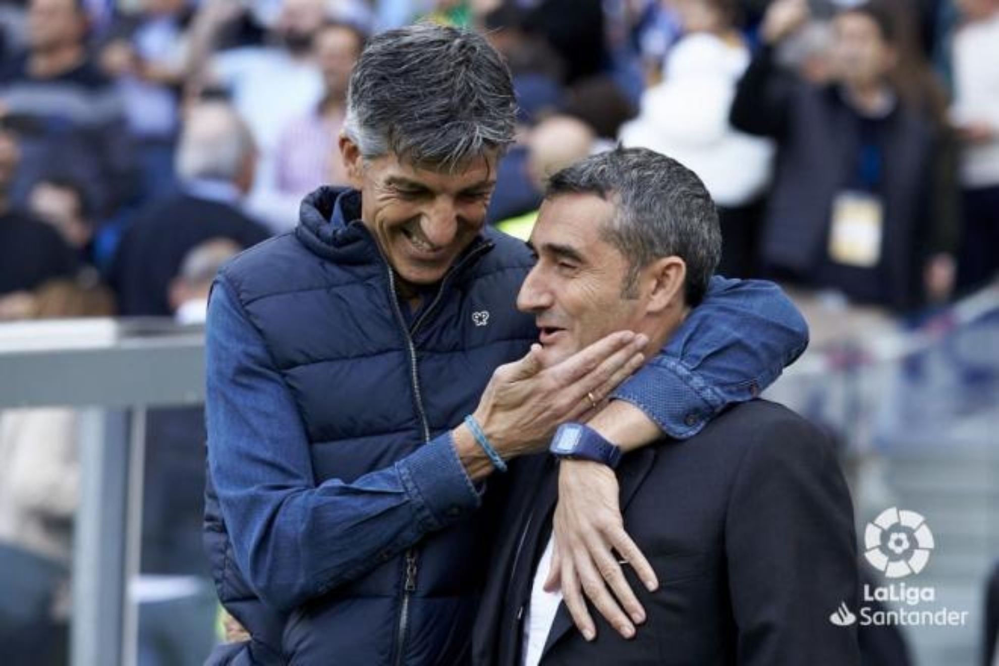 Imanol Alguacil y Ernesto Valverde charlan amigablemente antes de un derbi.