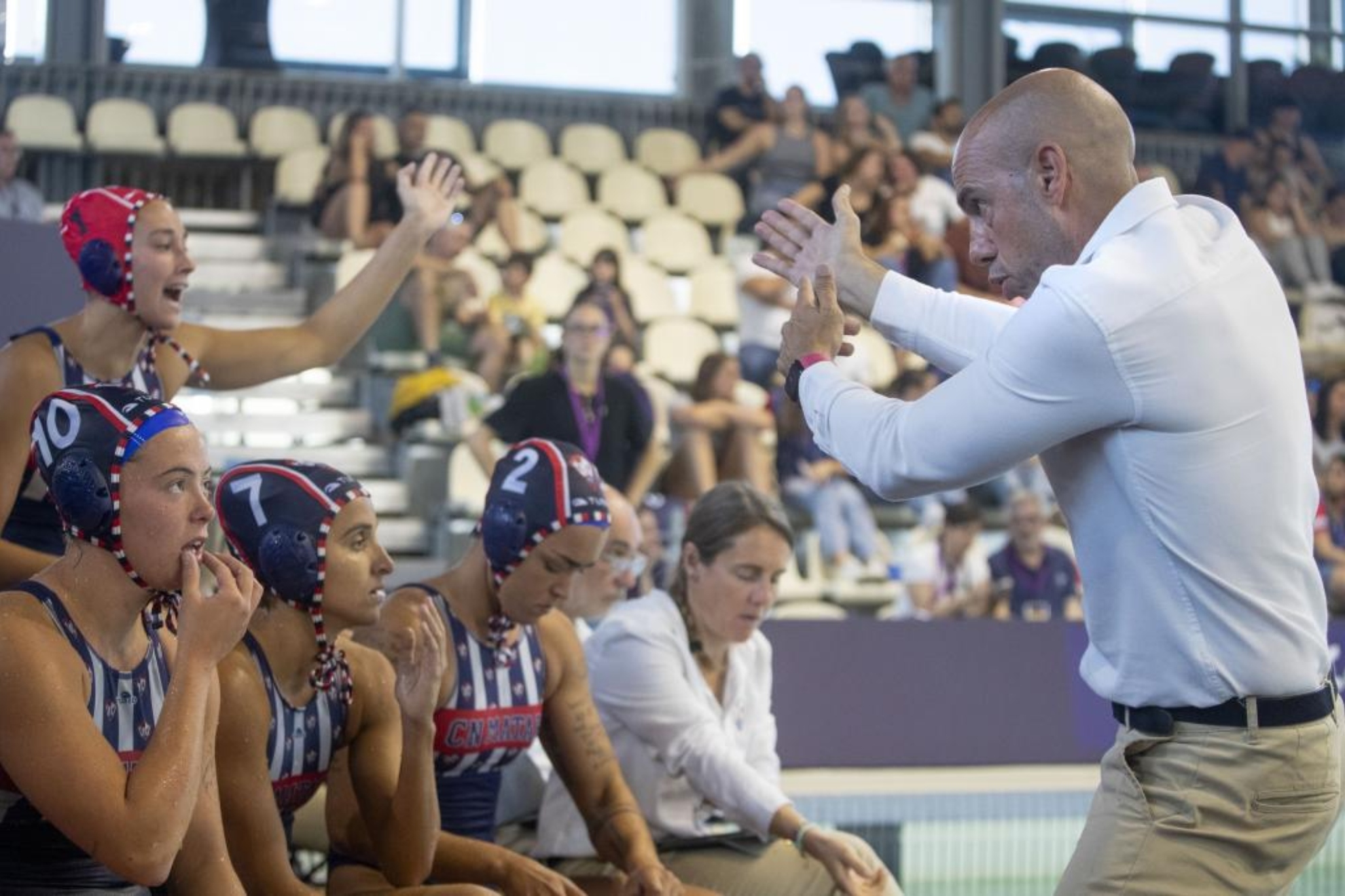 El entrenador del Matar�, Dani Ballart, da instrucciones a sus jugadoras en el banquillo
