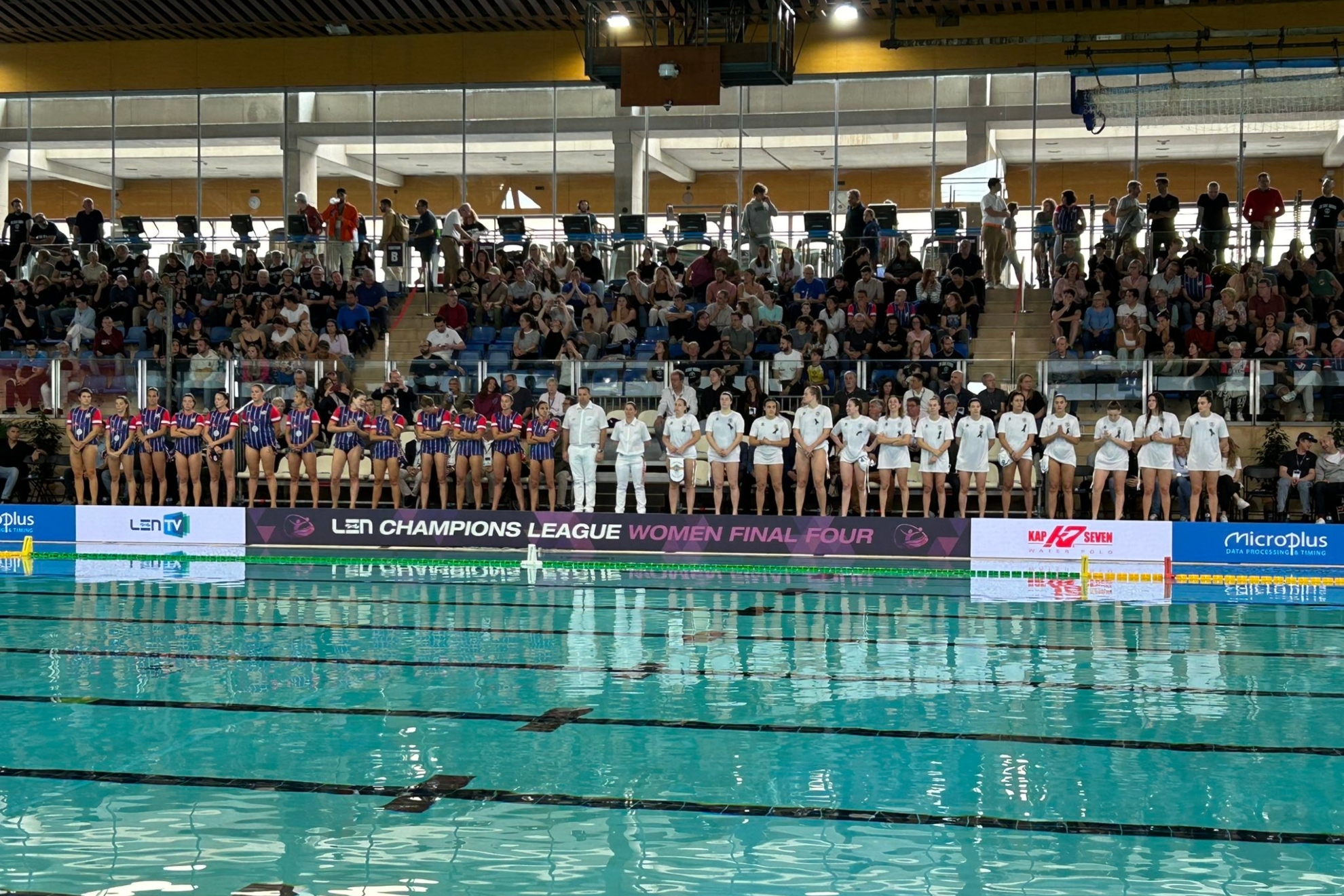 Las jugadoras del Matar� y del Sant Andreu en la presentaci�n de los equipos