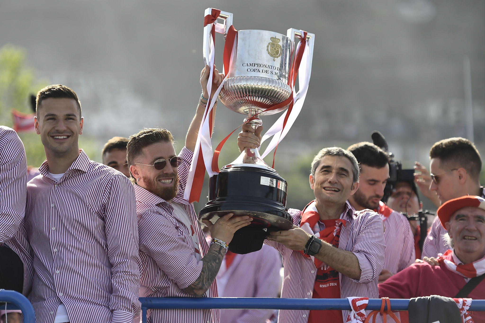 Muniain, capit�n, y Valverde, entrenador, levantan la Copa conquista en Sevilla.