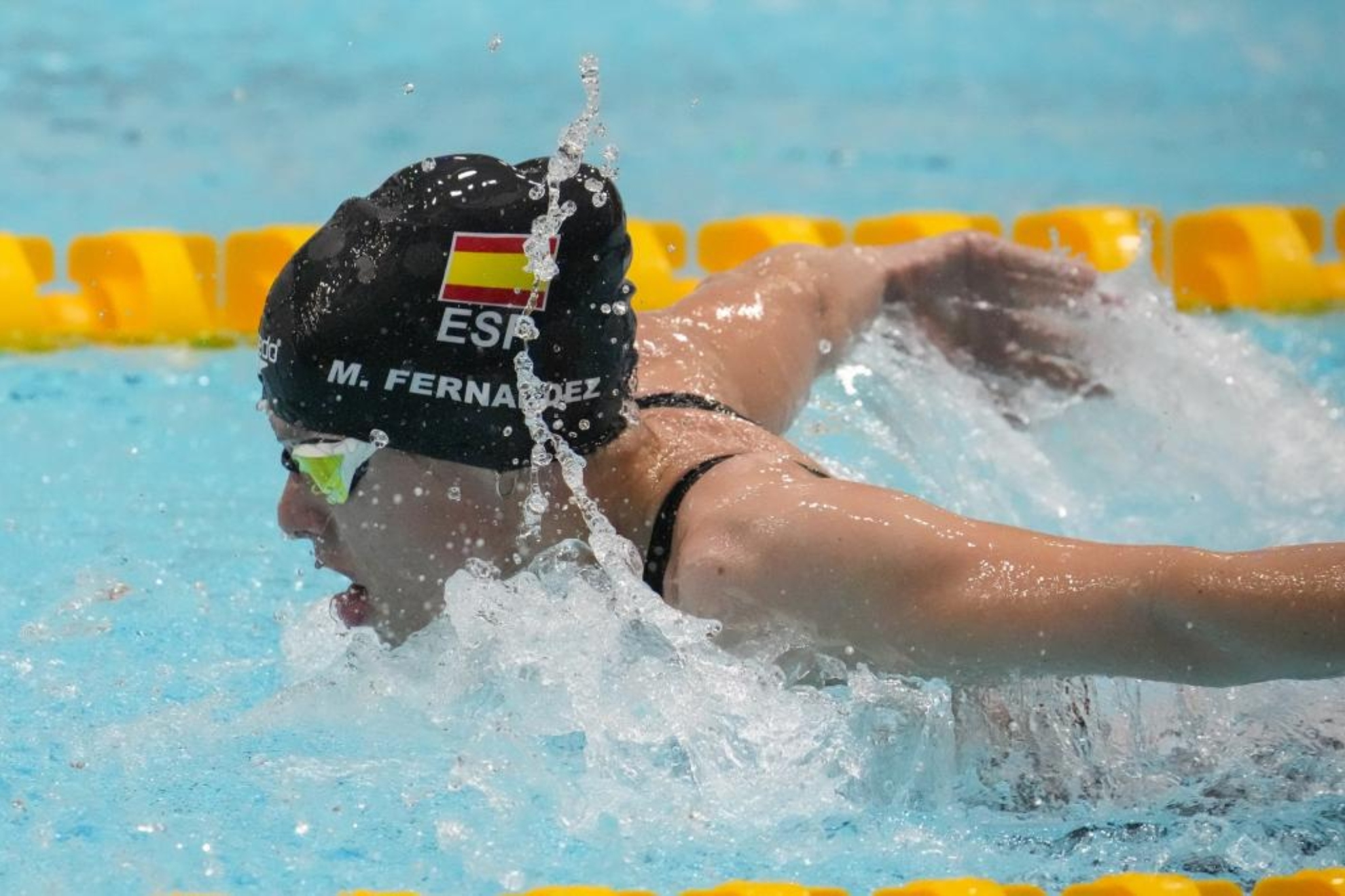 Marta Fern�ndez nadando una prueba de mariposa