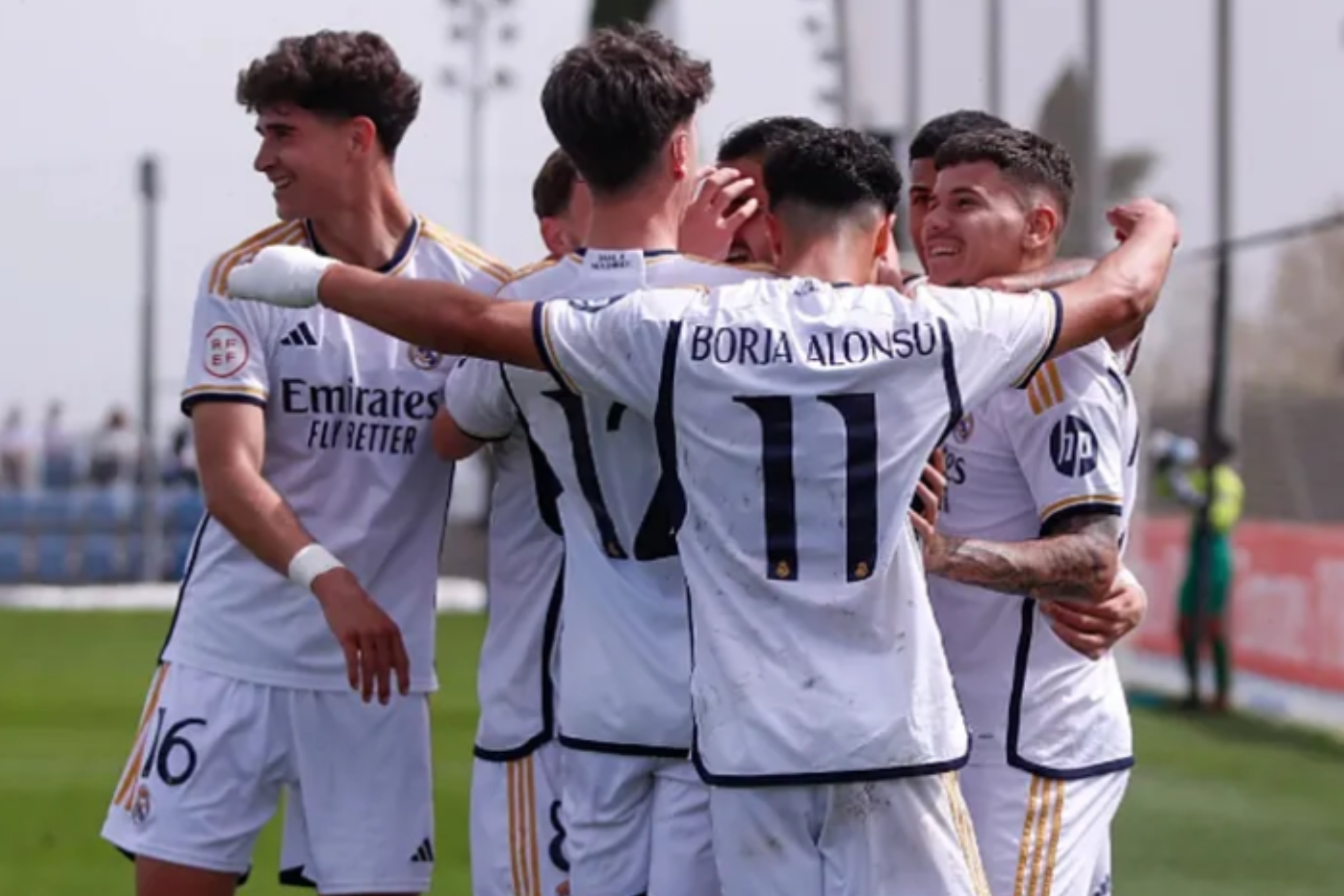 Los jugadores del Real Madrid C celebran un gol.