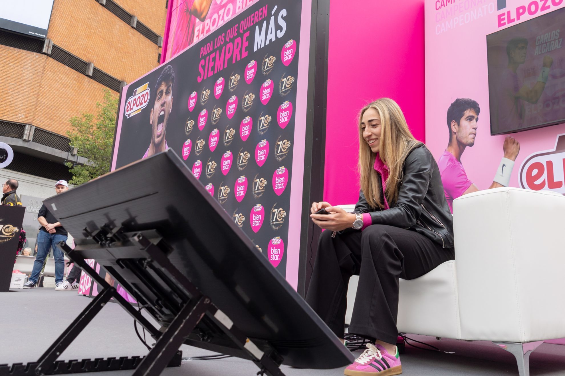 Olga Carmona juega en la Plaza de Callao de Madrid