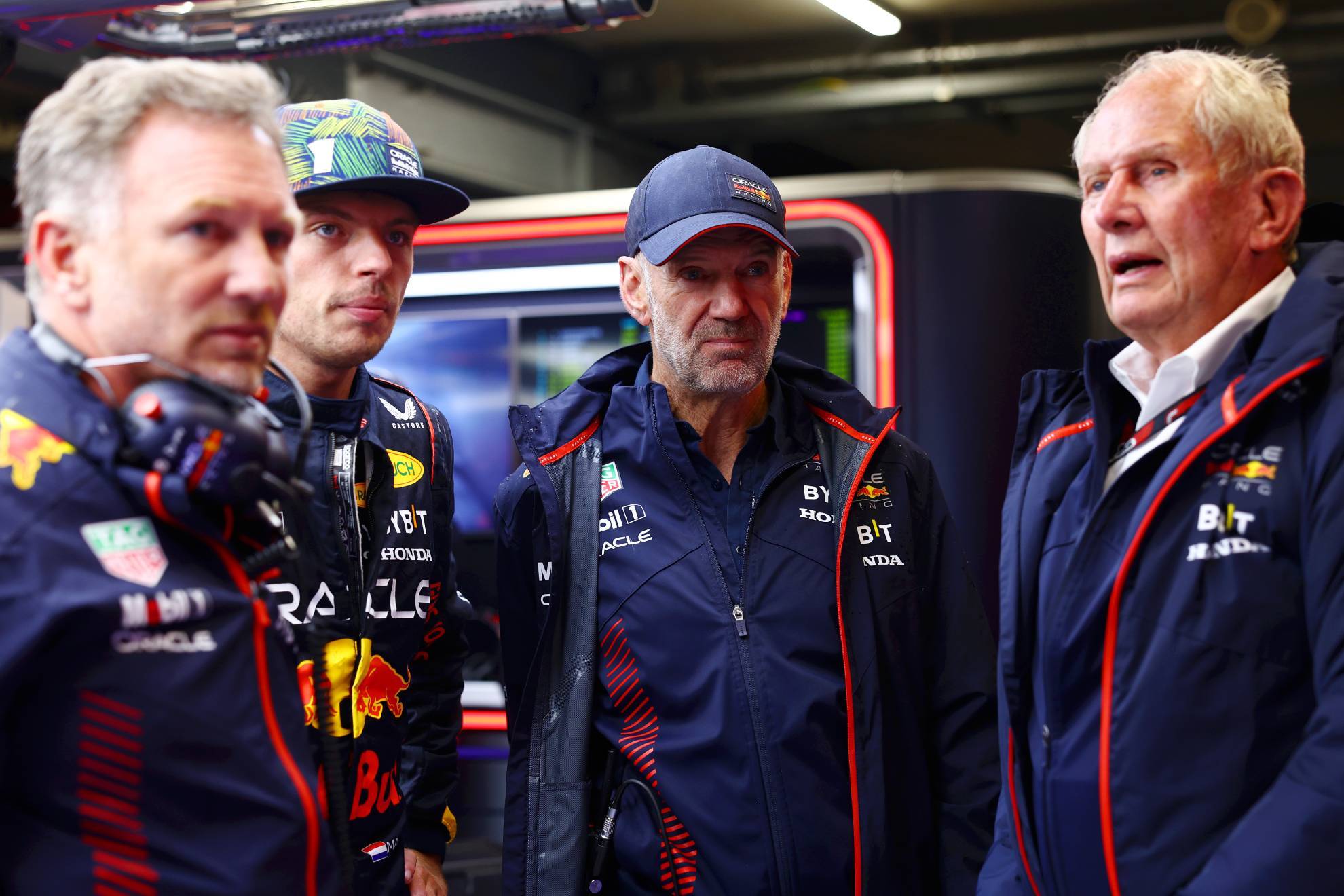 Max Verstappen, Christian Horner, Helmut Marko y Adrian Newey, en el box de Red Bull