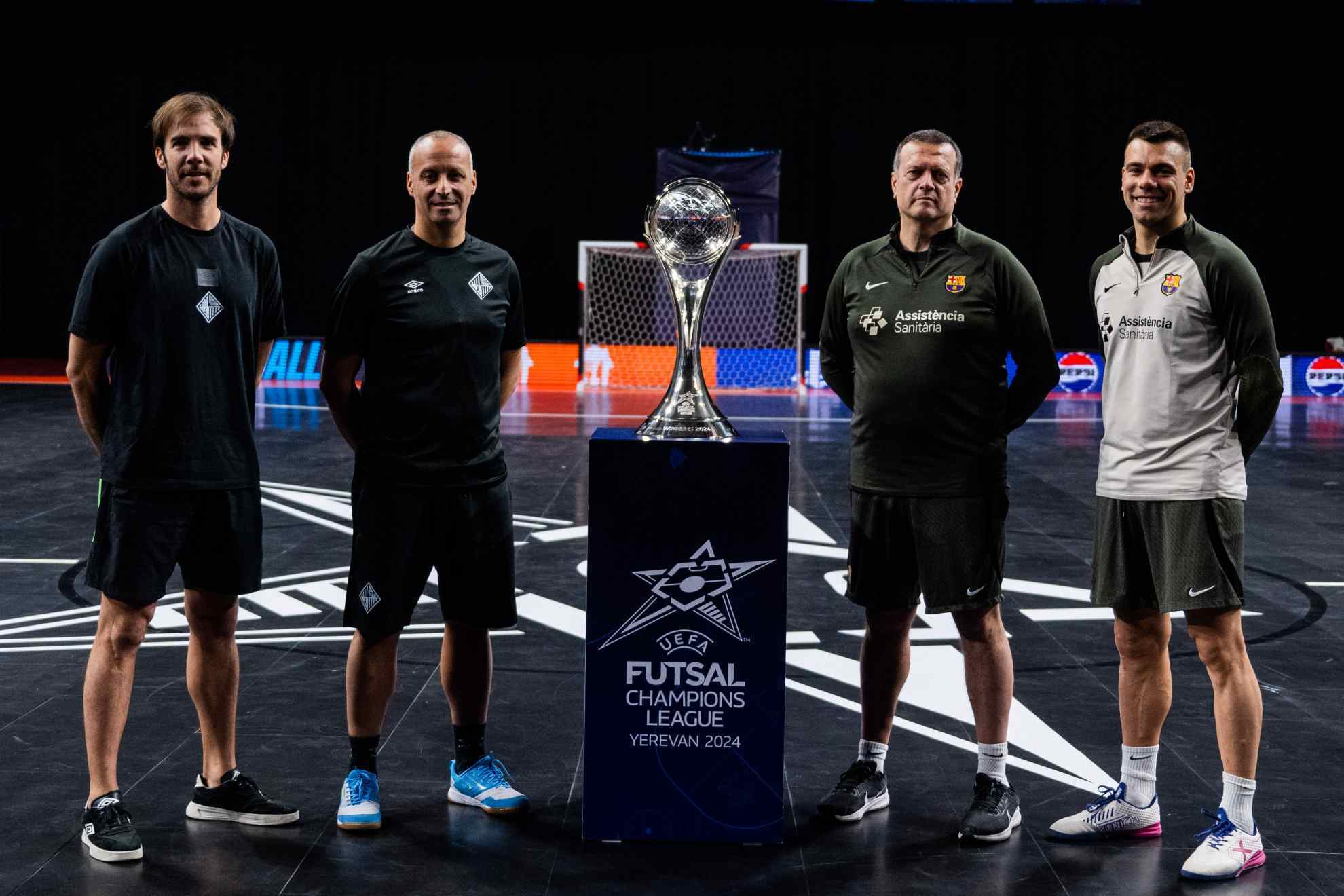 Carlos Barr�n, Antonio Vadillo, Jes�s Velasco y Sergio Lozano, capitanes y entrenadores de Illes Balears Palma Futsal y Bar�a, en el posado con la Champions.