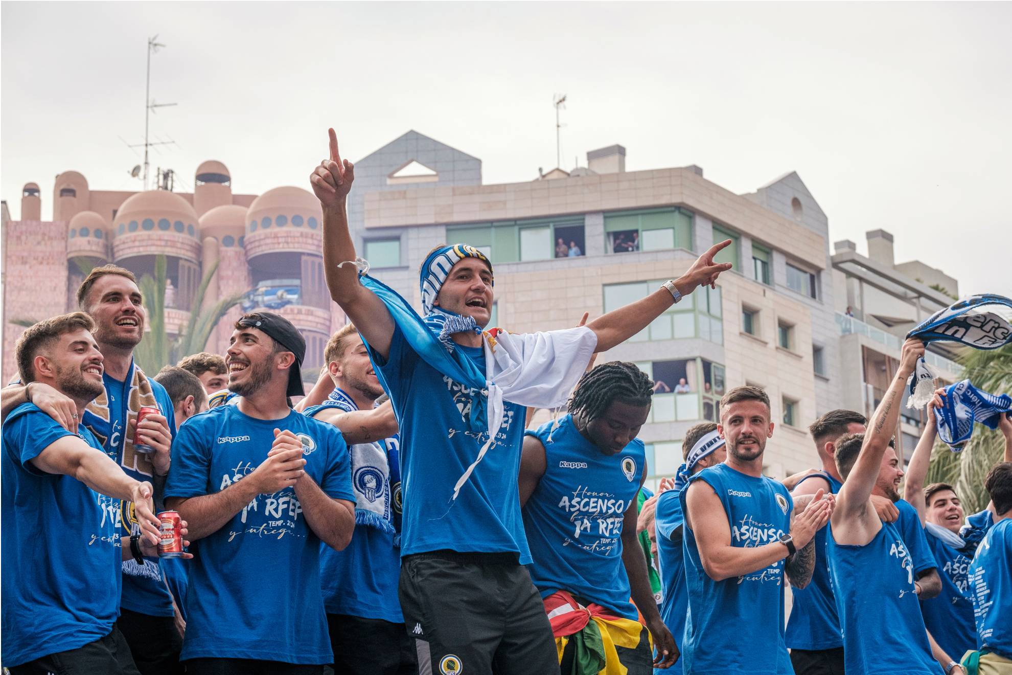 Los jugadores del H�rcules celebran en la Plaza de los Luceros de Alicante el ascenso a Primera Federaci�n.