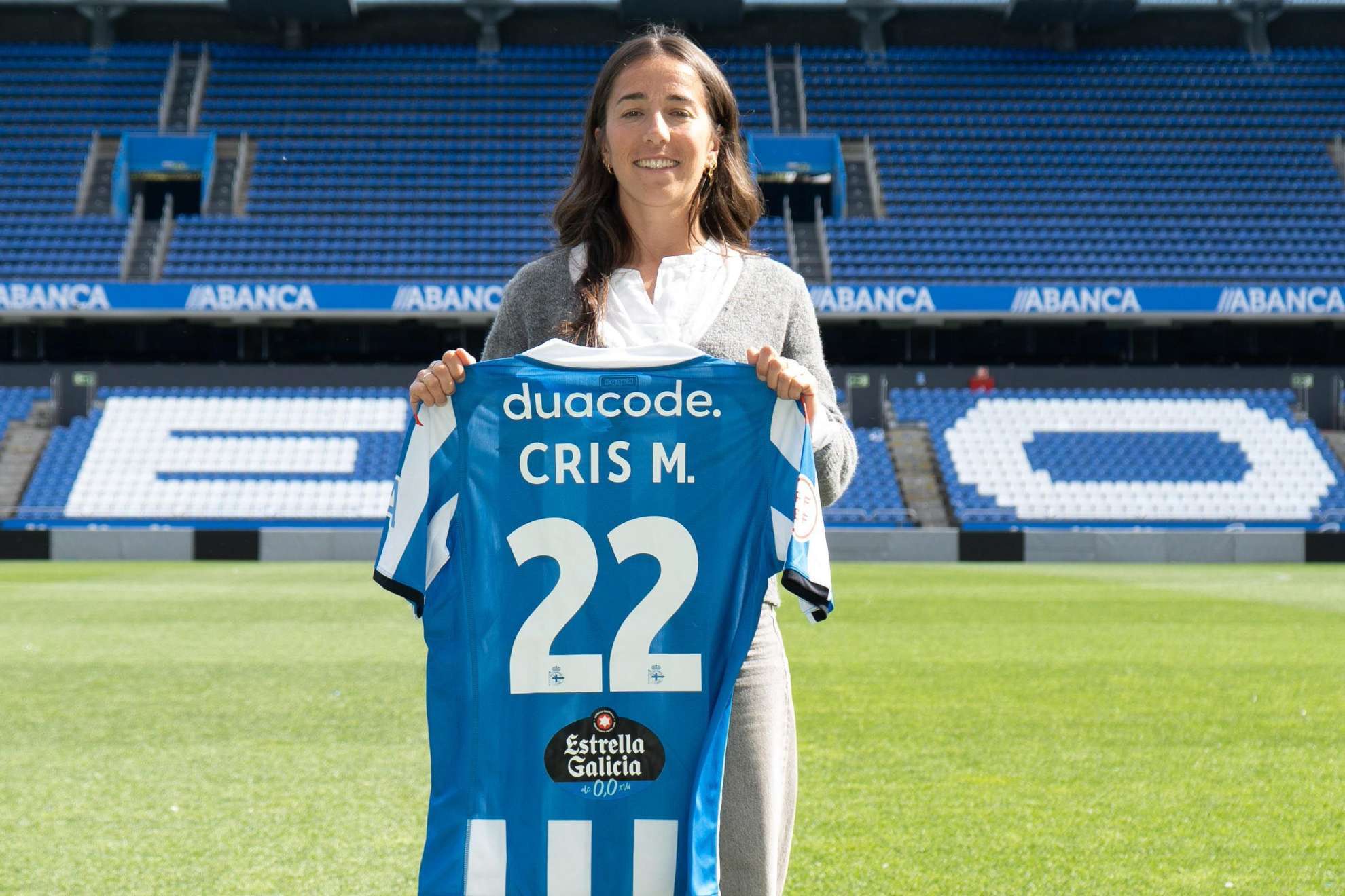 Cristina Mart�nez posa con la camiseta del Deportivo en Riazor / RC Deportivo