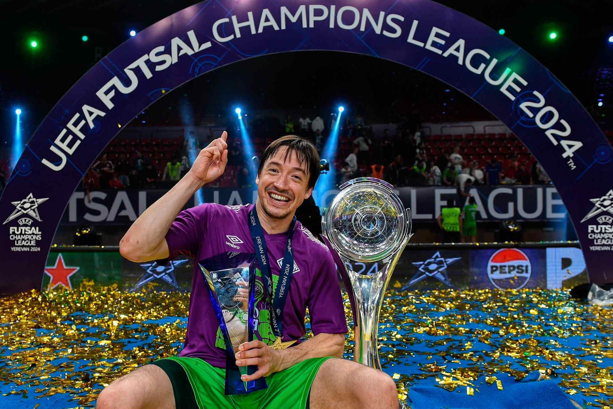 Chaguinha celebra su segunda UEFA Futsal Champions y el MVP conseguidos el domingo en Erev�n.
