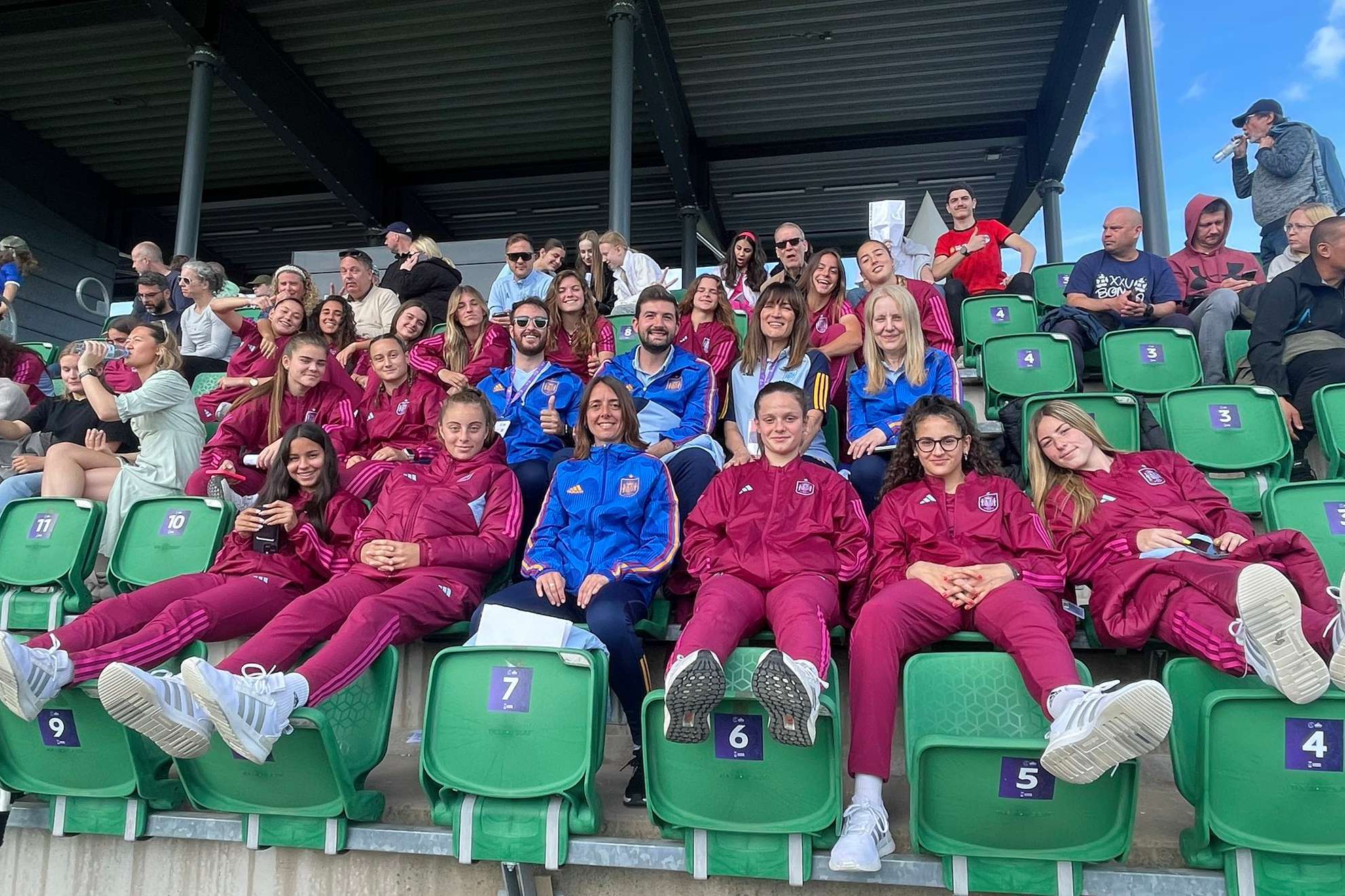 Las jugadoras de la selecci�n espa�ola Sub17 viendo un partido en Lund / RFEF