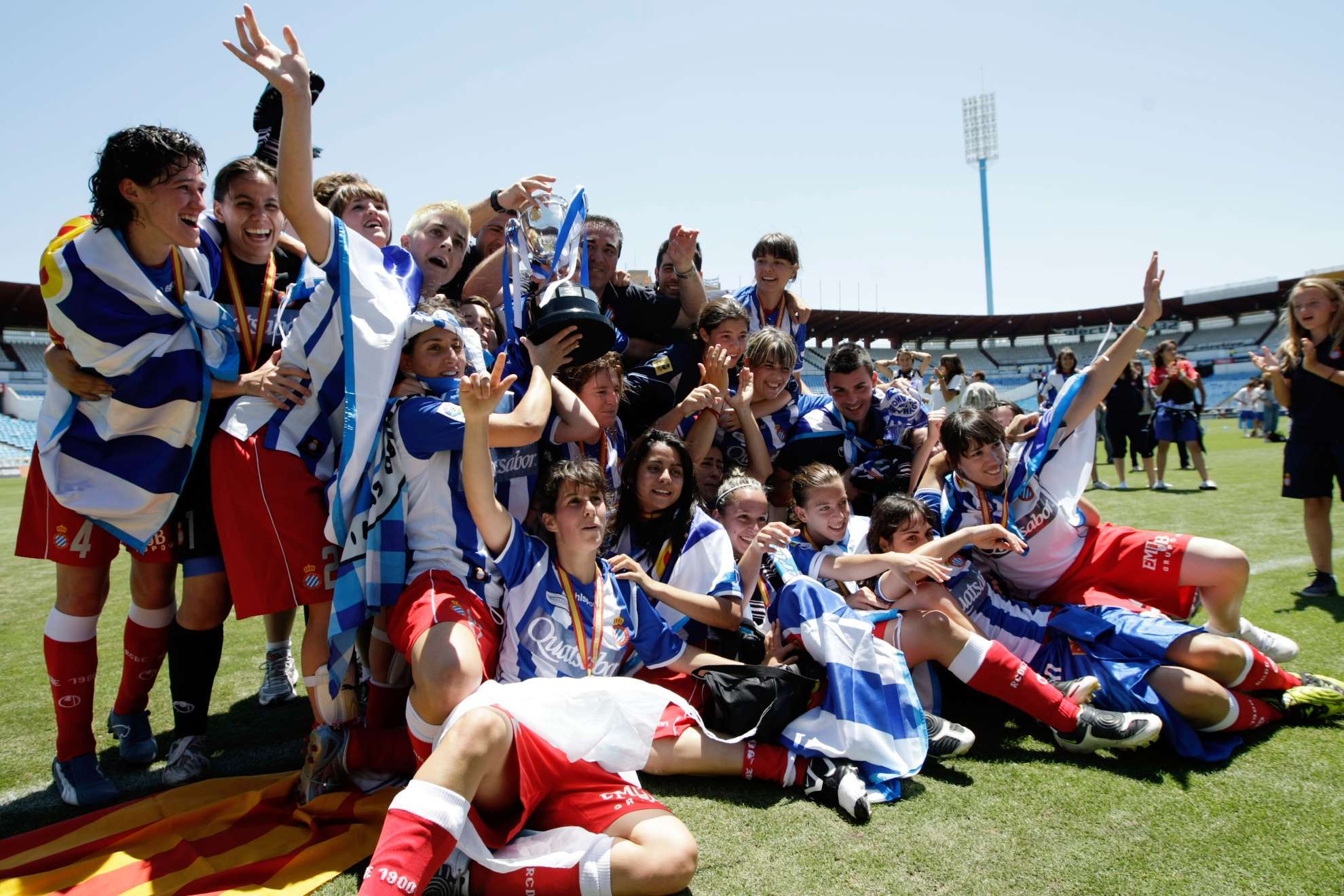 Las jugadoras del Espanyol celebran la victoria en la final de Copa de 1991 en La Romareda / Toni Gal�n