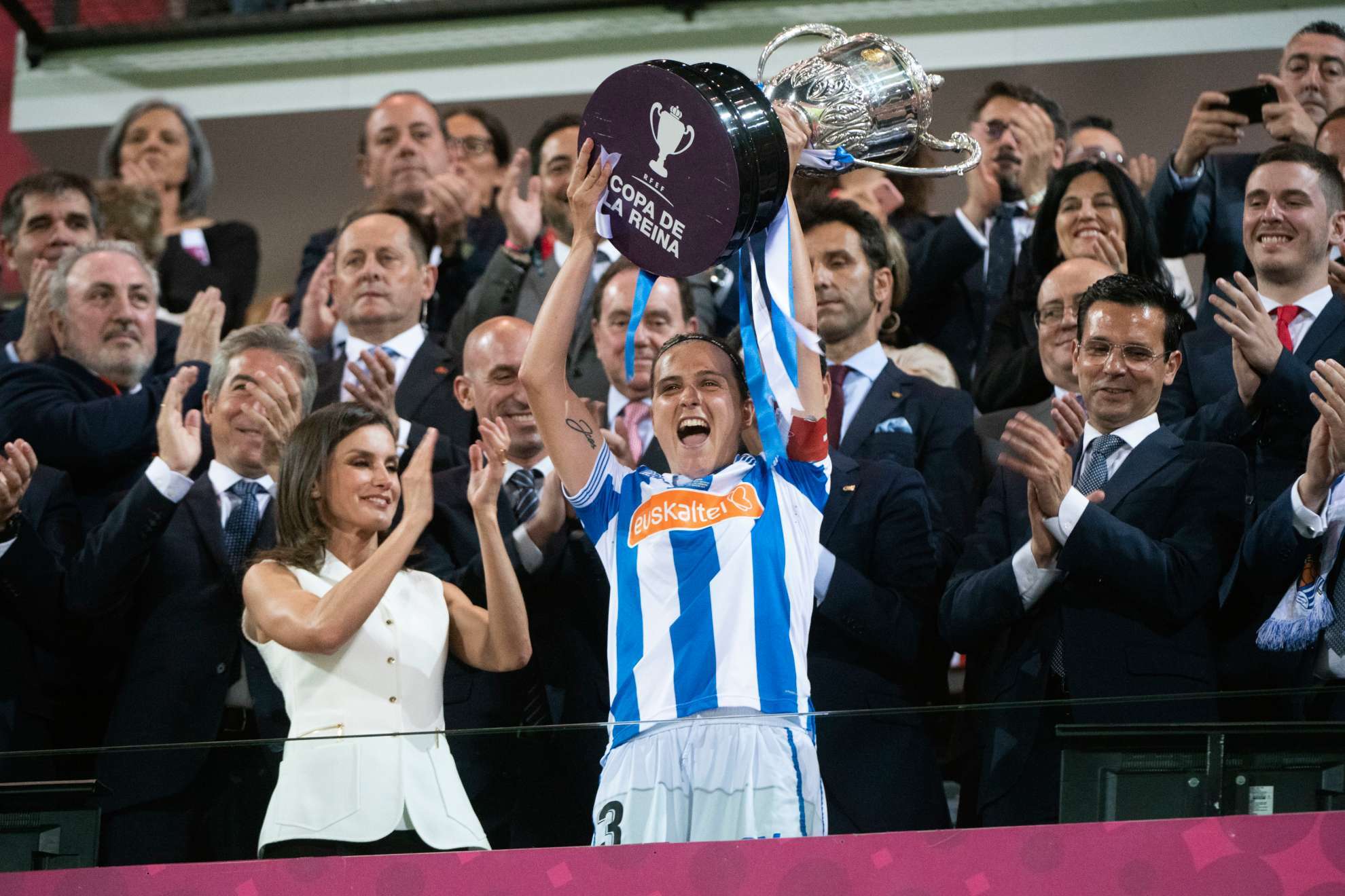 Sandra Ramajo, capitana de la Real Sociedad, recibe el trofeo de campeona de Copa de Do�a Letizia / EFE
