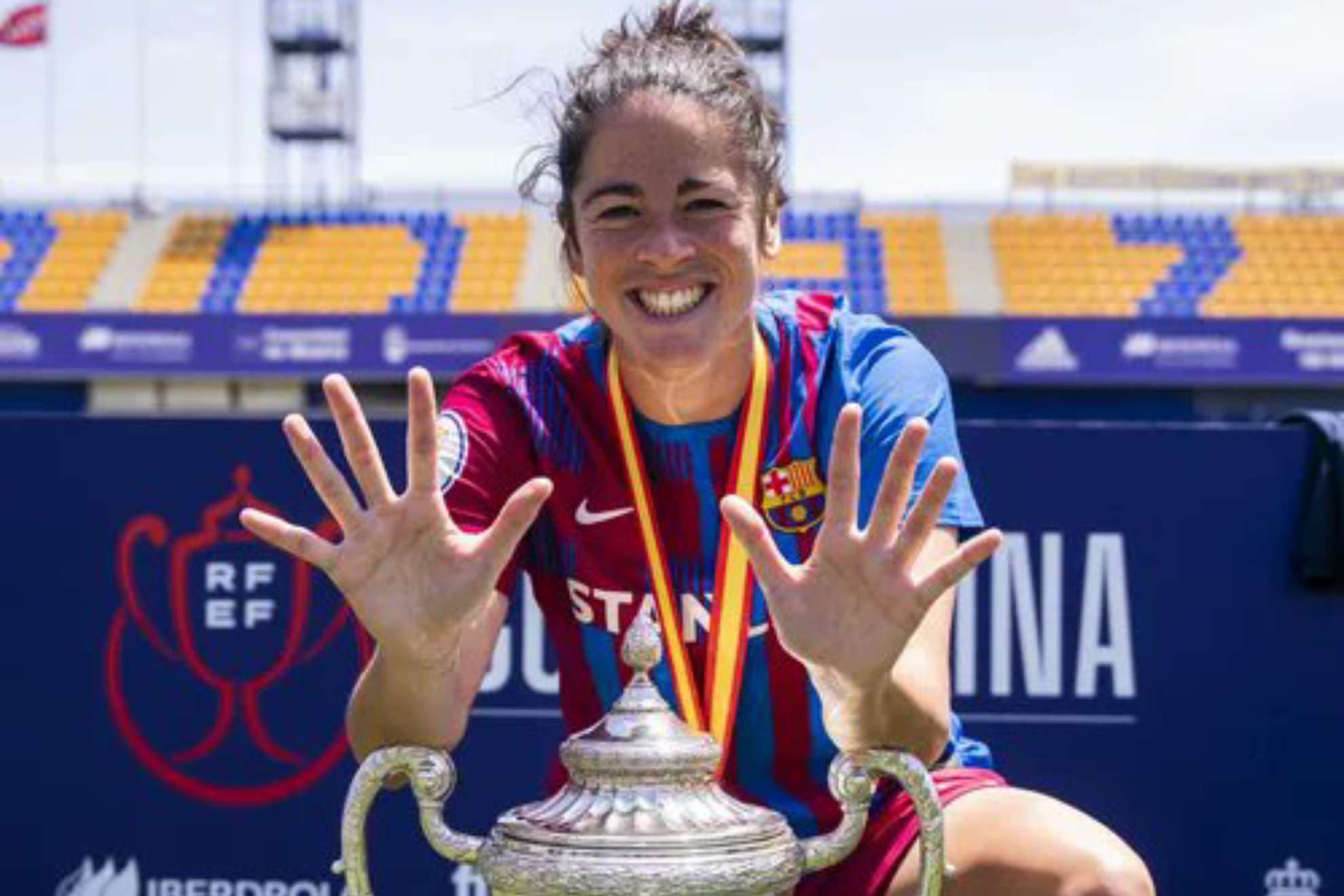 Marta Torrej�n posa tras ganar su d�cima Copa de la Reina / FC Barcelona
