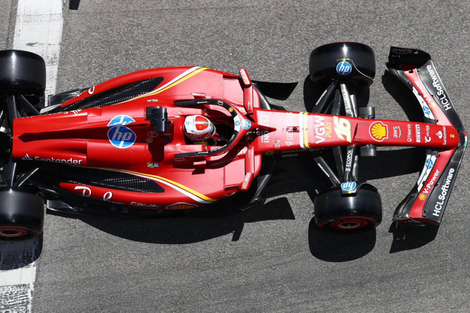 Leclerc, con el Ferrari mejorado  en los Libres 1 en Imola.