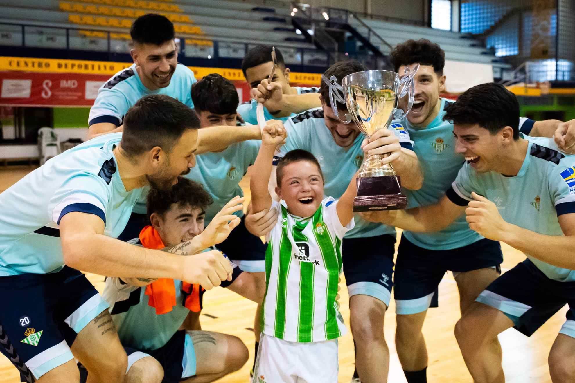 Jes�s Caballo Nava levanta una reproducci�n de la Copa del Rey junto a los jugadores del Real Betis Futsal.