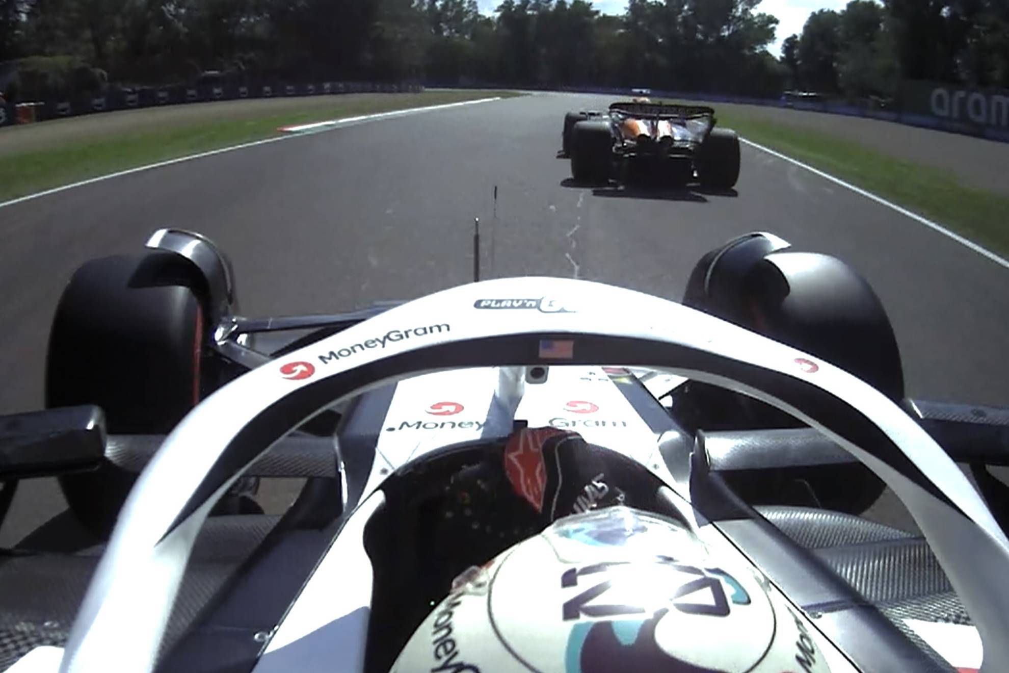 Magnussen, en el momento de ser estorbado por Piastri, durante la Q1 del GP de Emilia Romagna.