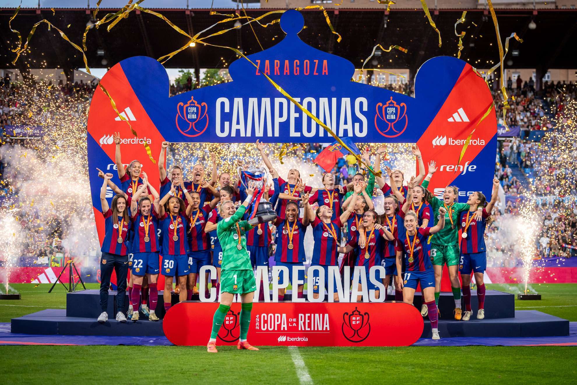 Sandra Pa�os levanta el t�tulo de campeona de Copa en La Romareda / FC Barcelona