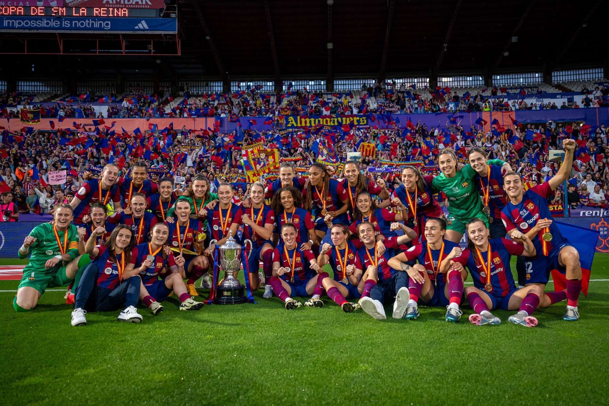 Las jugadoras del Barcelona celebran la conquista de la Copa en La Romareda / FC Barcelona