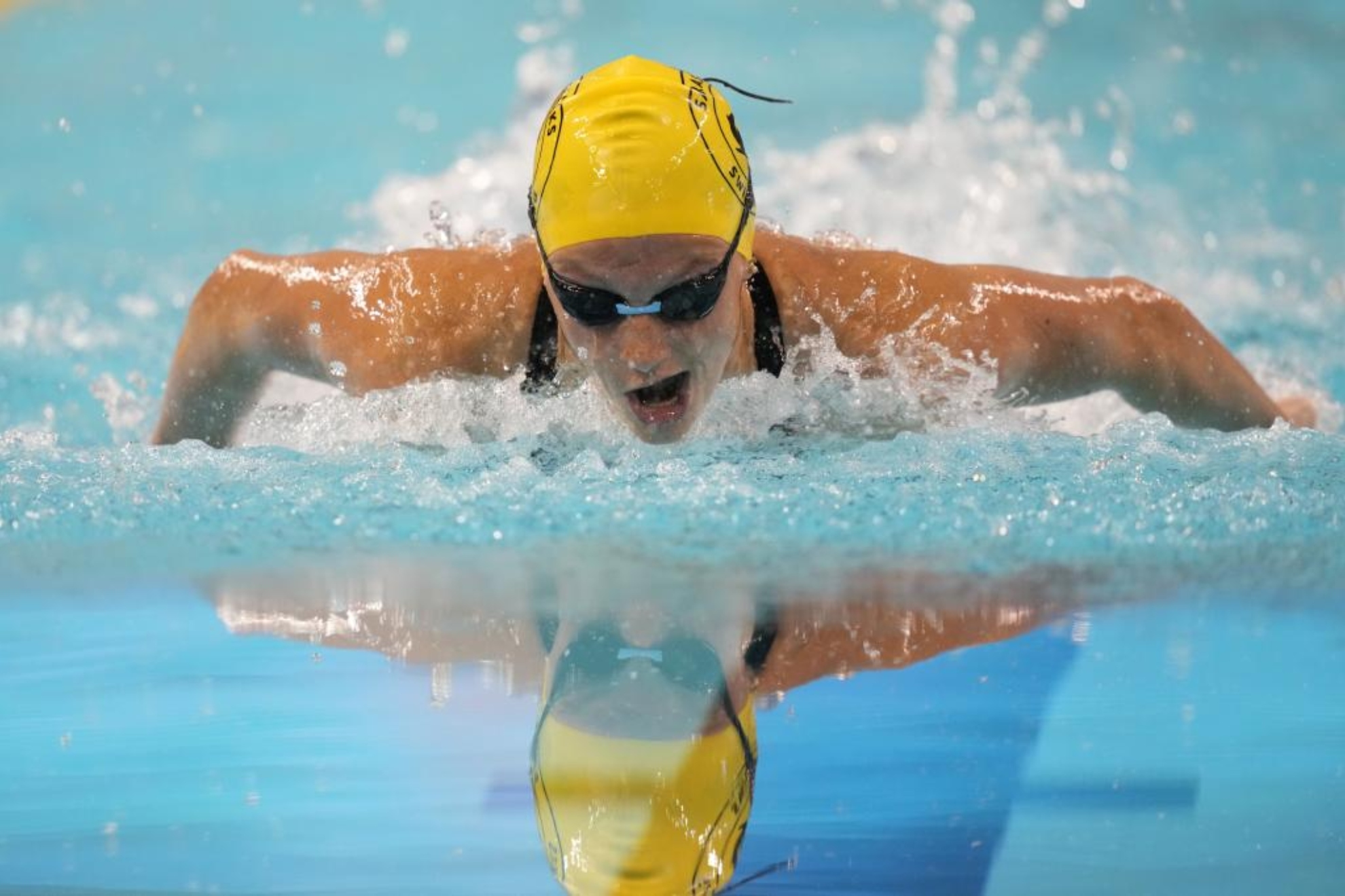 Summer McIntosh nadando los 200 mariposa en lo campeonatos de Canad�