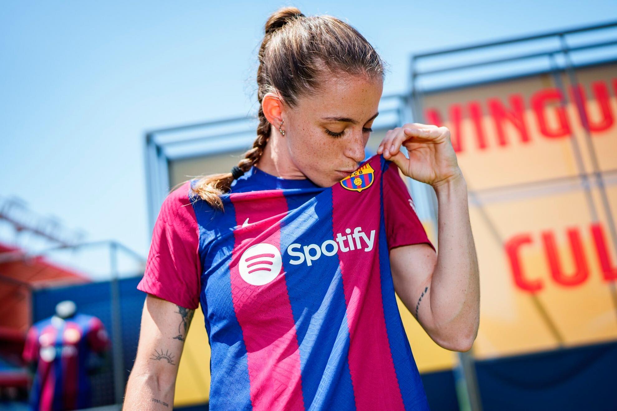 Ona Batlle se besa el escudo de la camiseta el d�a de su presentaci�n / FC Barcelona