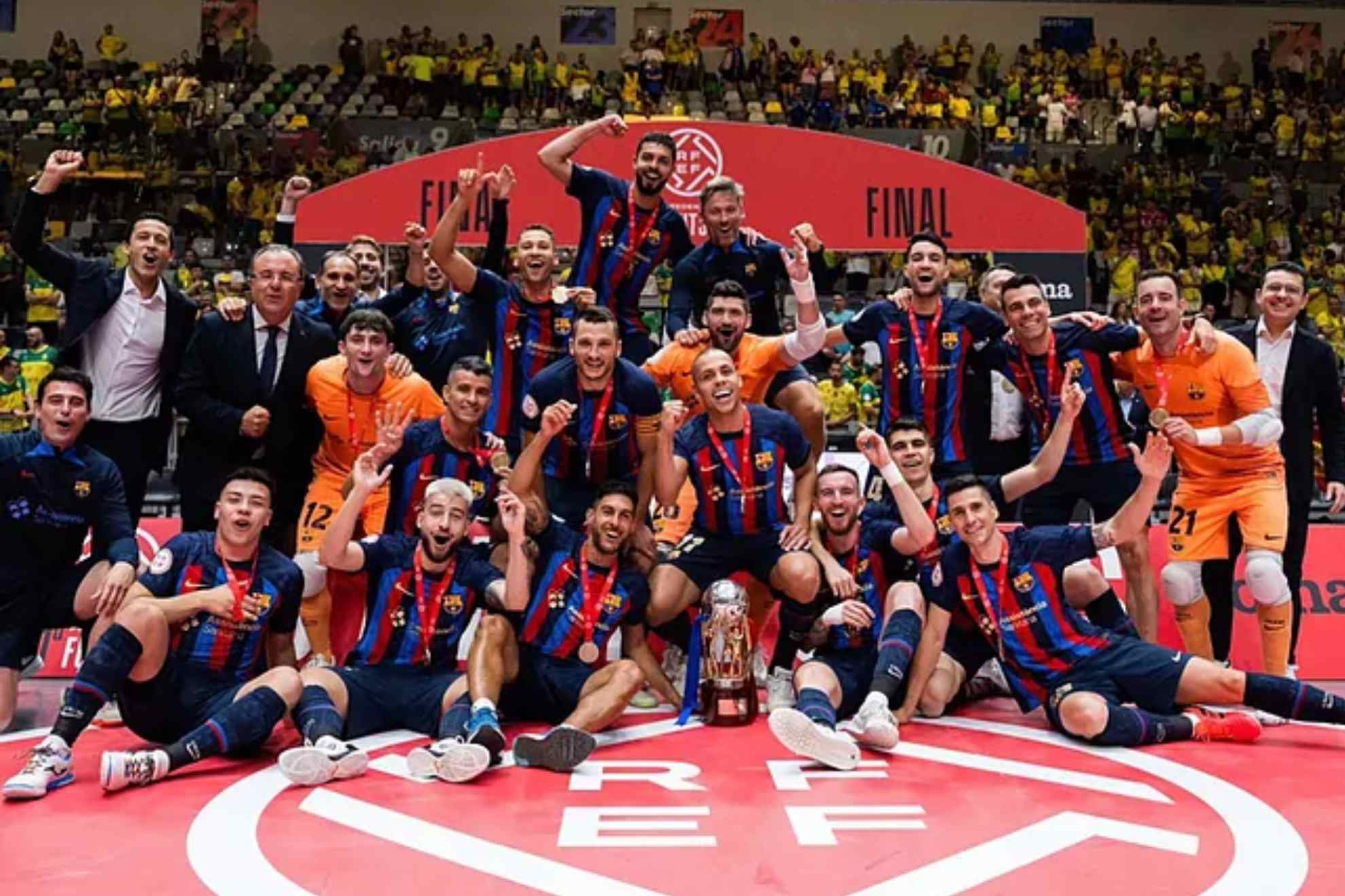 Los jugadores del F. C. Barcelona celebran la Liga ganada el a�o pasado.