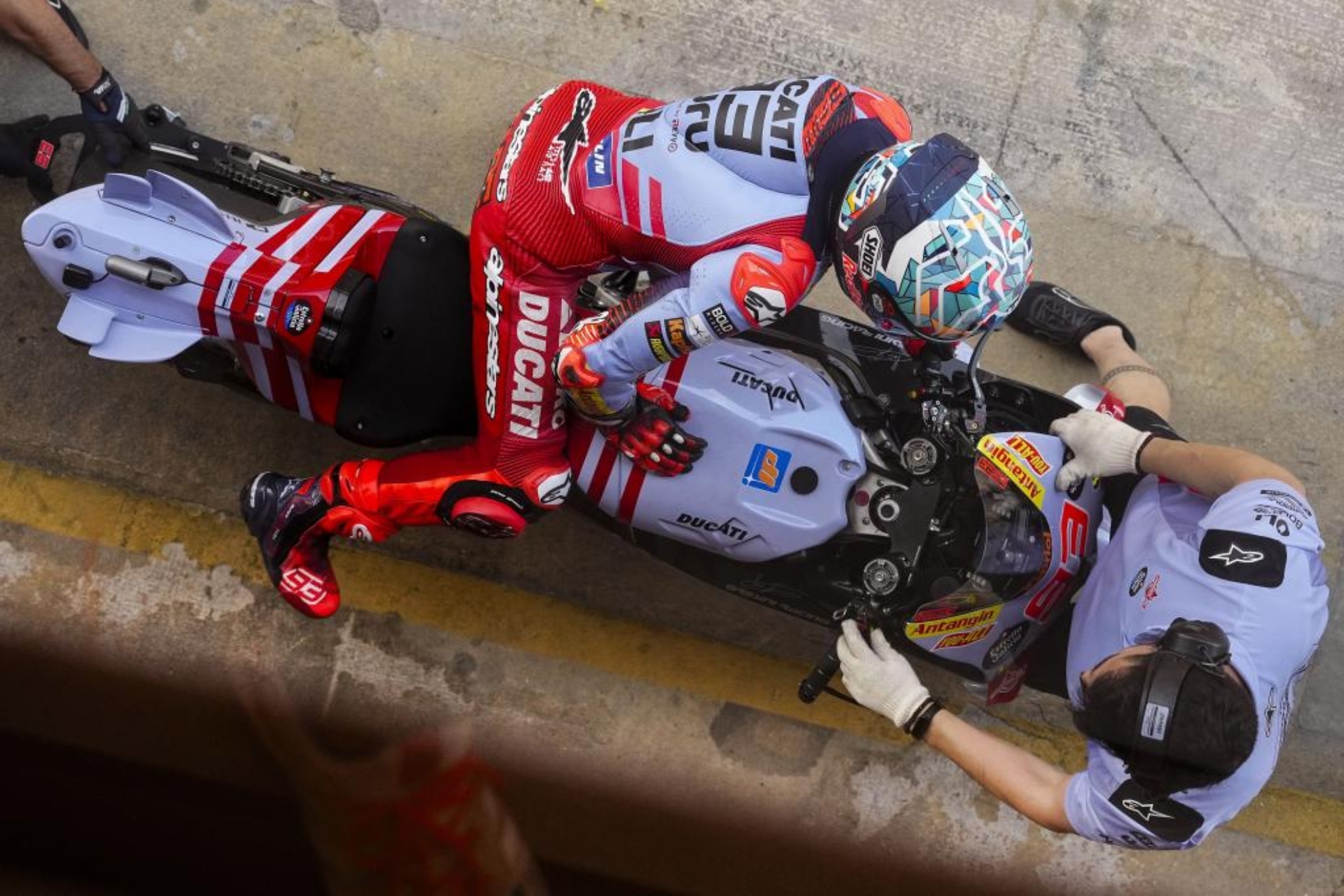 Marc M�rquez se baja de su Ducati en Montmel�.
