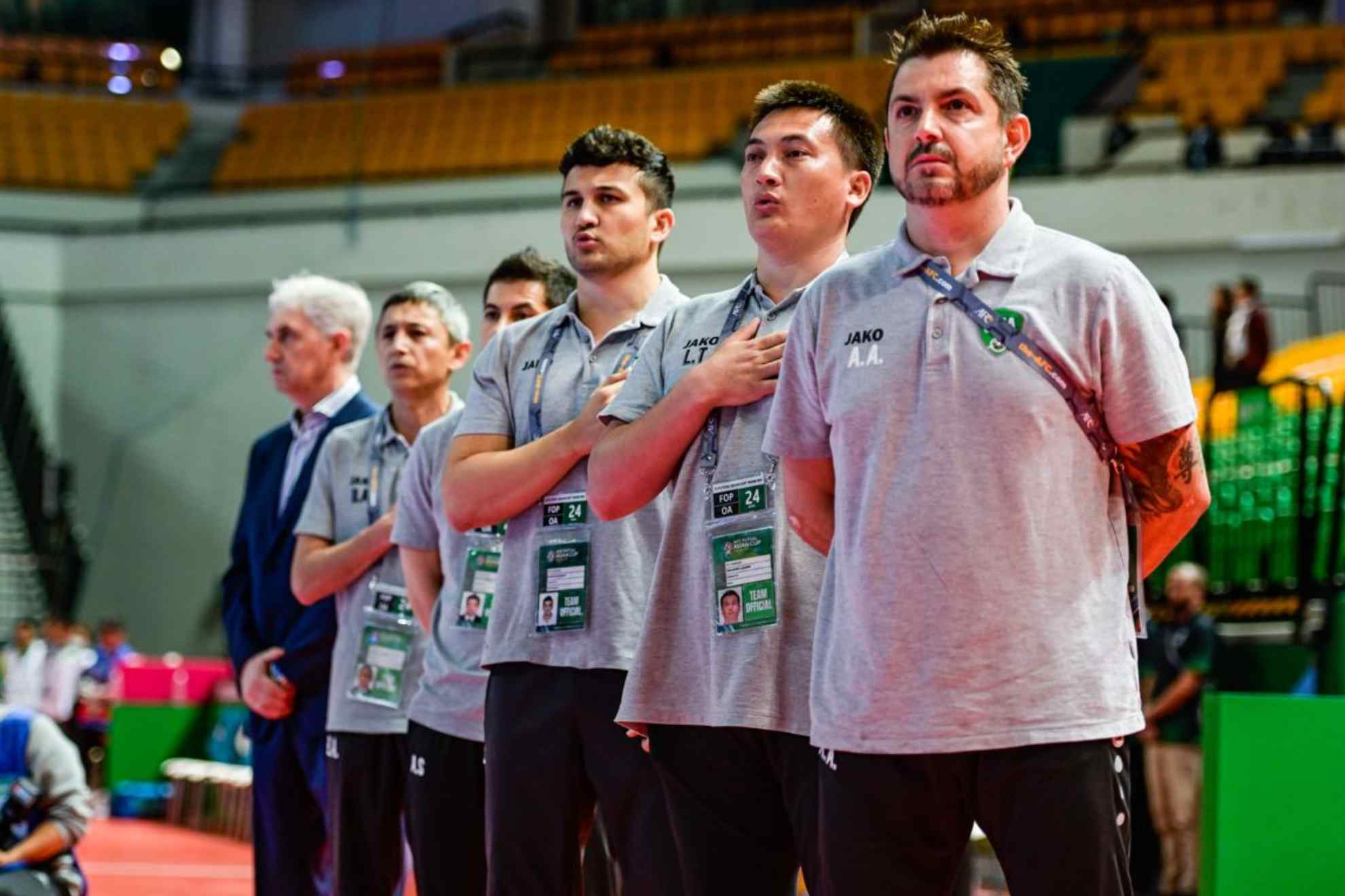 Jos� Venancio L�pez, con su cuerpo t�cnico Bohodir Akhmedov (segundo), Rustam Umarov (entrenador de porteros), Arkaitz Sisniega (preparador f�sico) y David Garc�a (analista).