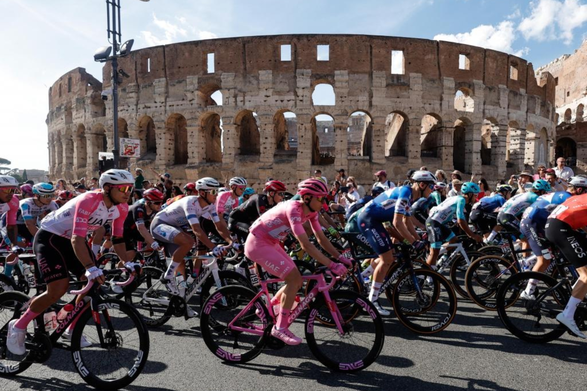 Un Tadej Pogacar colosal: conquista la maglia en su primer Giro y apunta al doblete de Marco Pantani