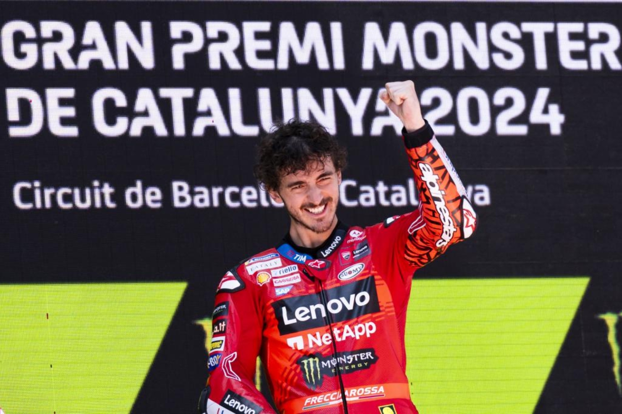 Pecco Bagnaia, en el podio de Barcelona.