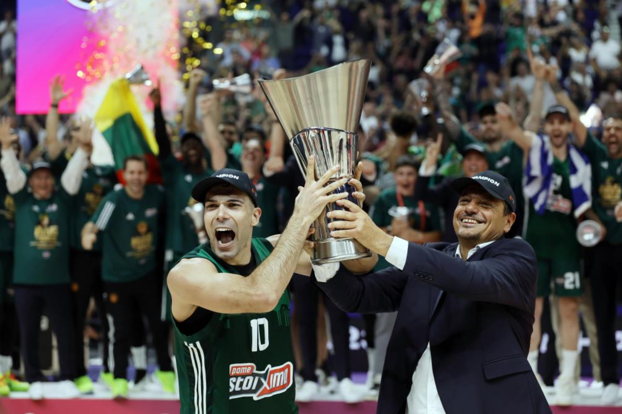 Kostas Sloukas y Ergin Ataman levantan el trofeo de la Euroliga.