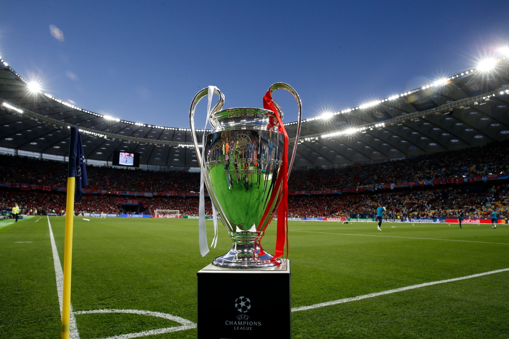 Trofeo de la Champions League en la final entre el Real Madrid y Liverpool.