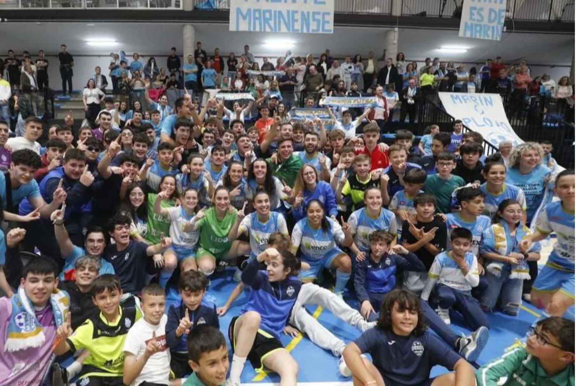 Imagen de una celebraci�n del ENCE Mar�n Futsal con el Frente Marinense