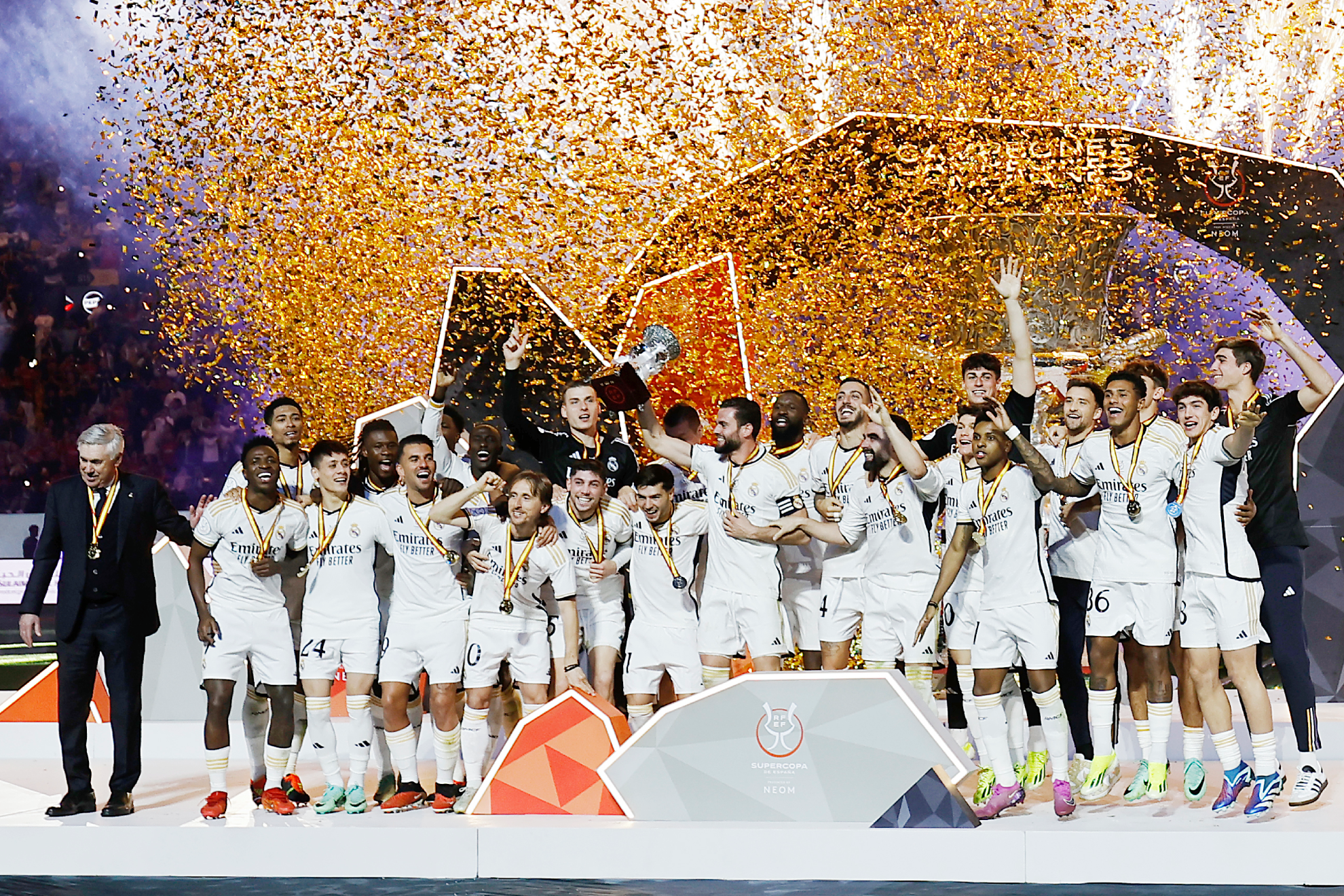 El Real Madrid levanta la Supercopa de Espa�a