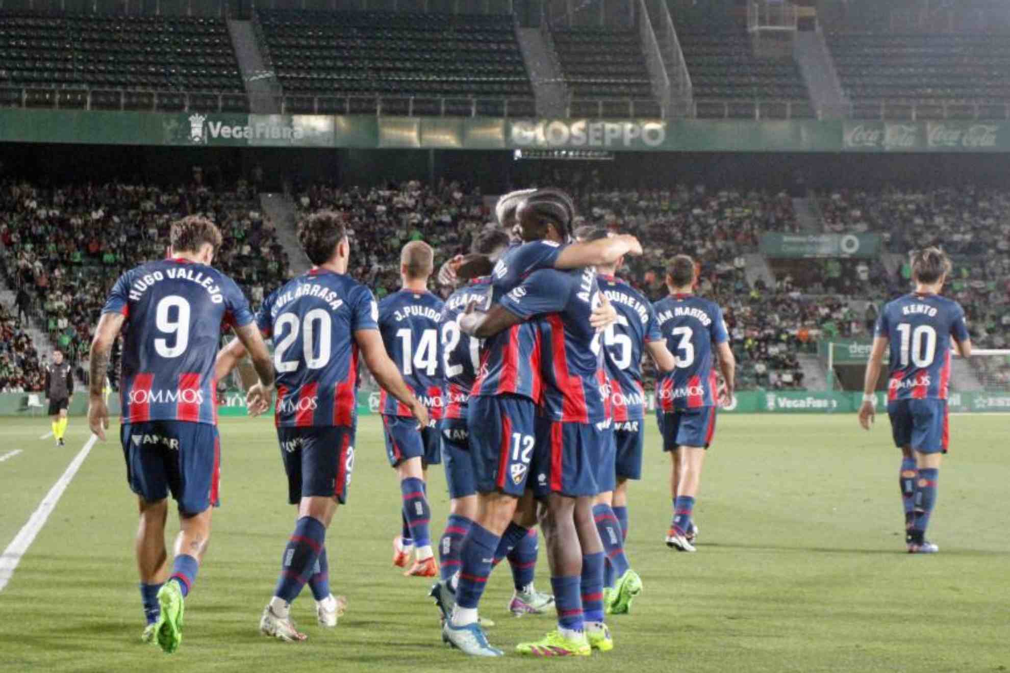Los jugadores del Huesca se abrazan tras un gol.