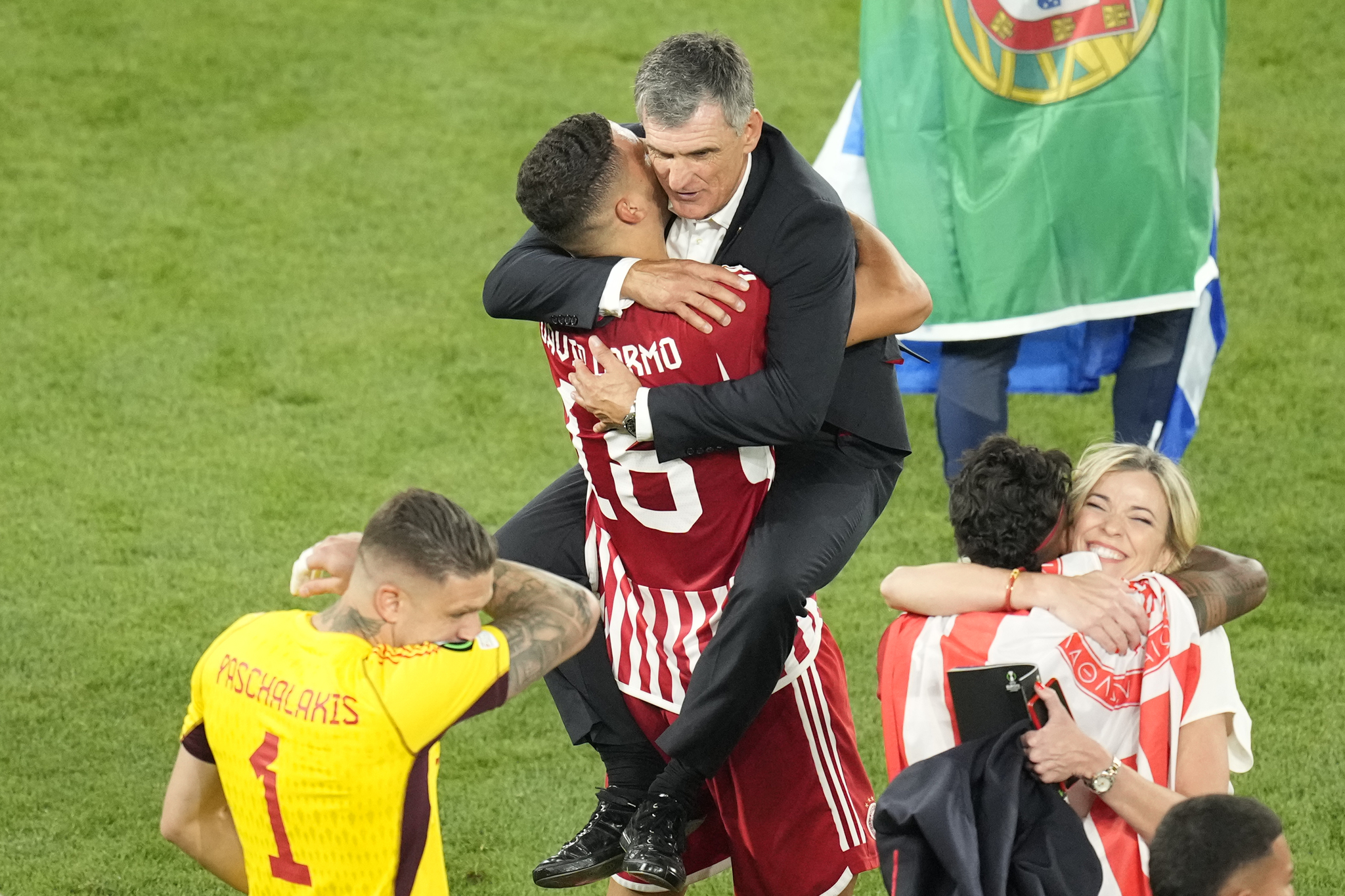 Mendilibar, abrazado por uno de sus jugadores tras ganar la final de Conference League.