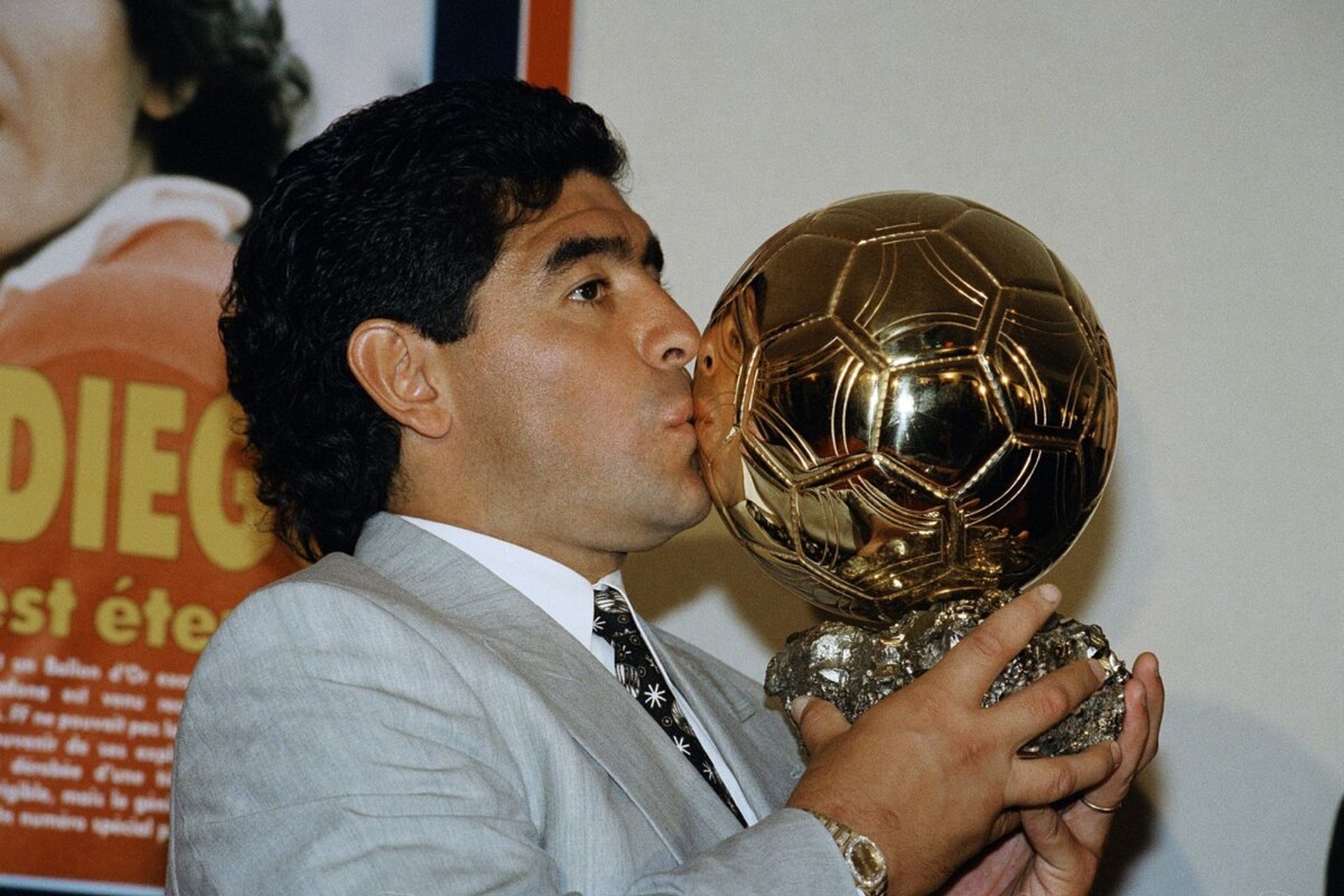 Maradona besa el Bal�n de Oro que gan� en 1986.