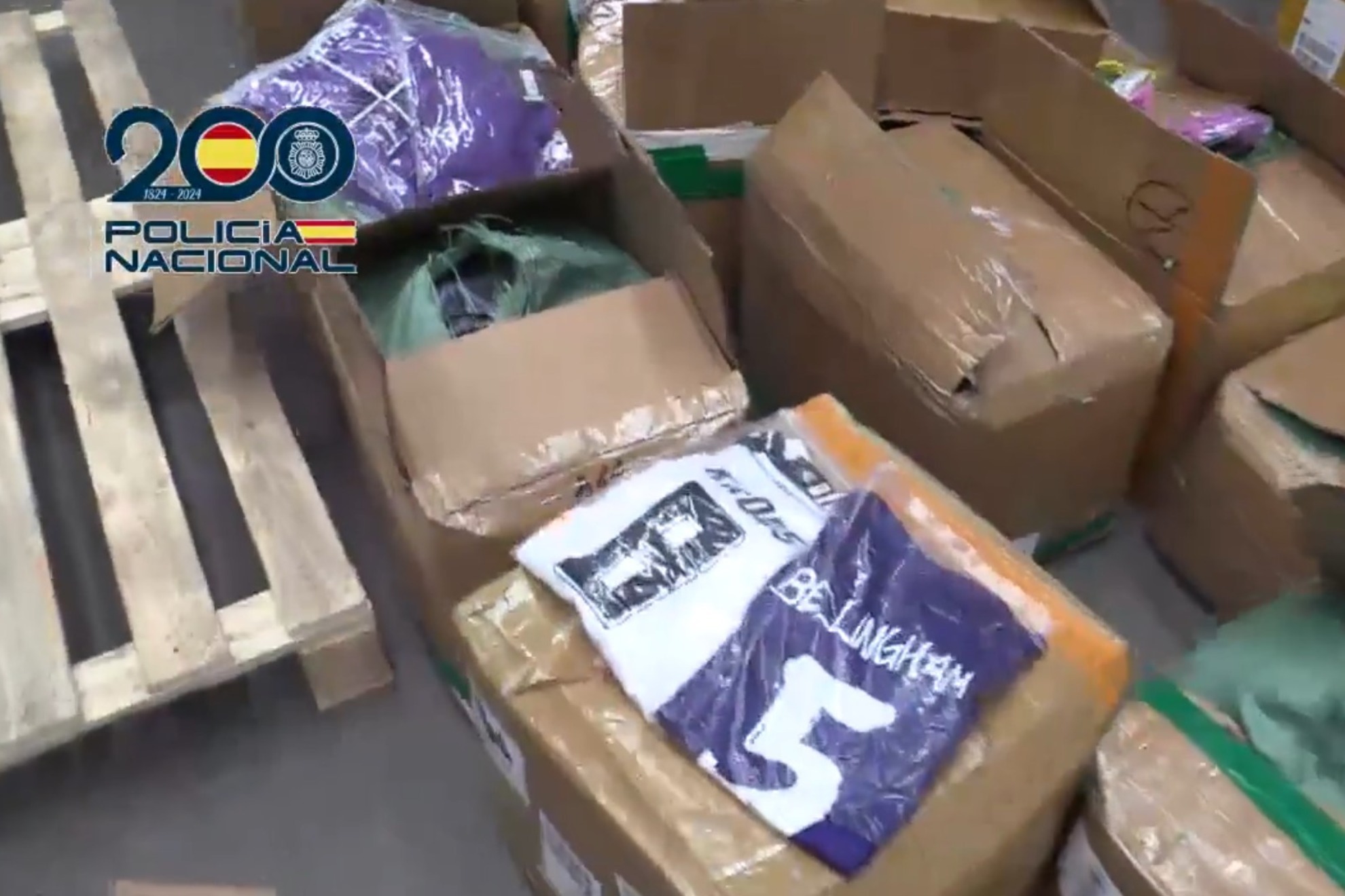 Intervienen once toneladas de camisetas falsas de f�tbol en Madrid