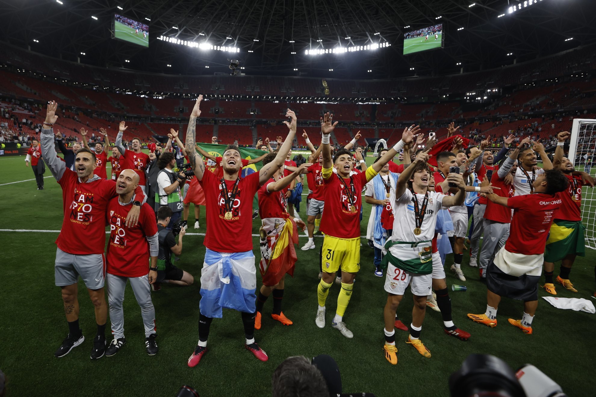 Los jugadores del Sevilla celebran la s�ptima Europa League hace justo un a�o.