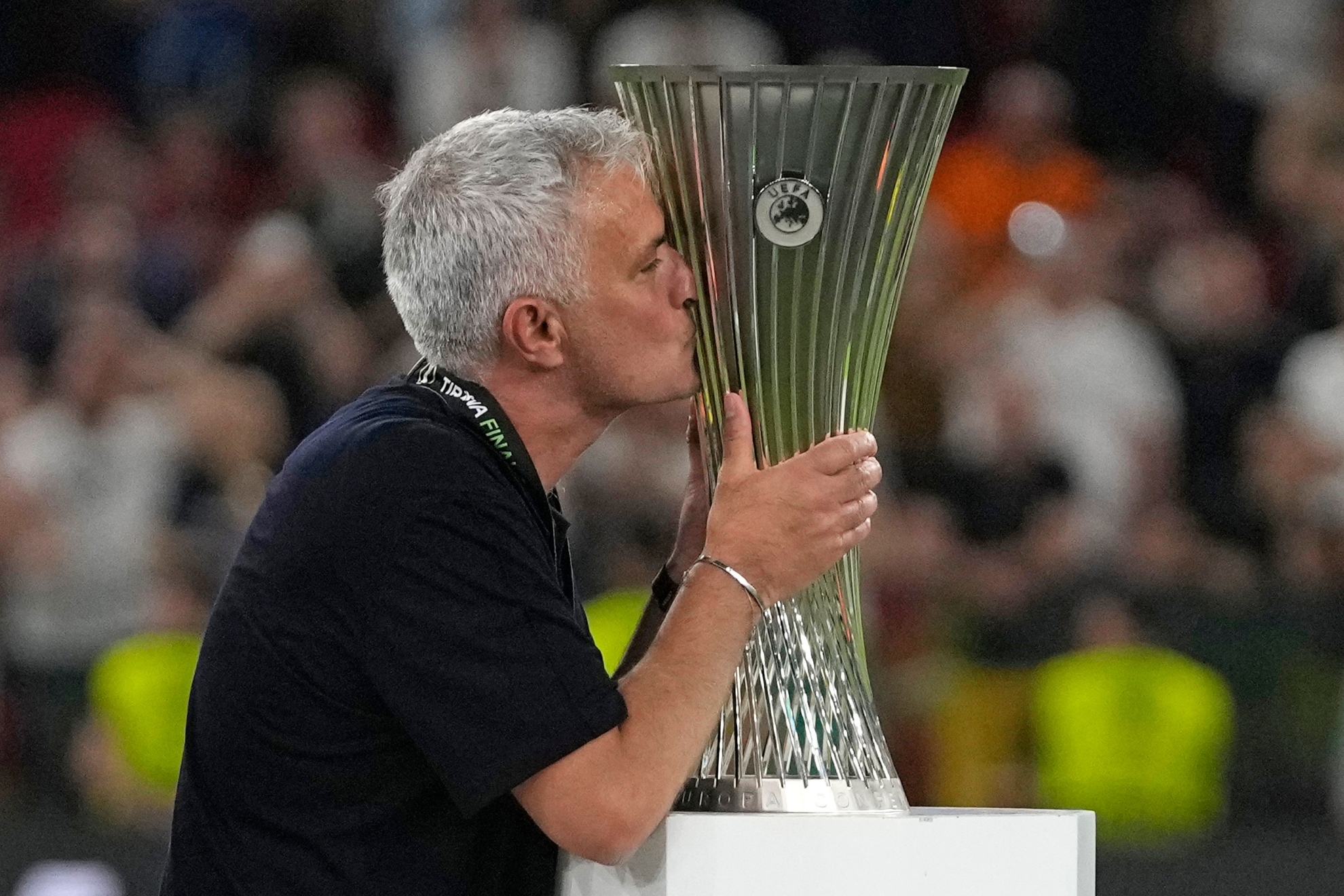 Mourinho besa la Conference ganada con la Roma.