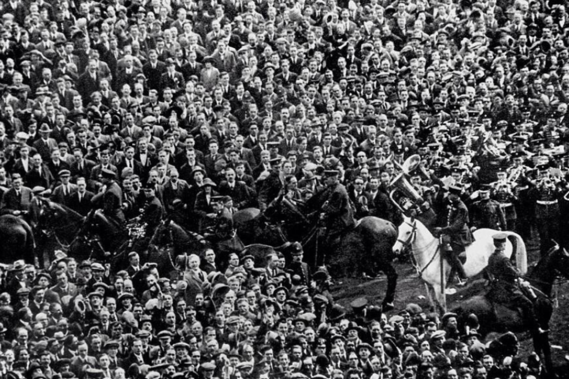 La m�tica foto de la polic�a sacando a la multitud del c�sped de Wembley