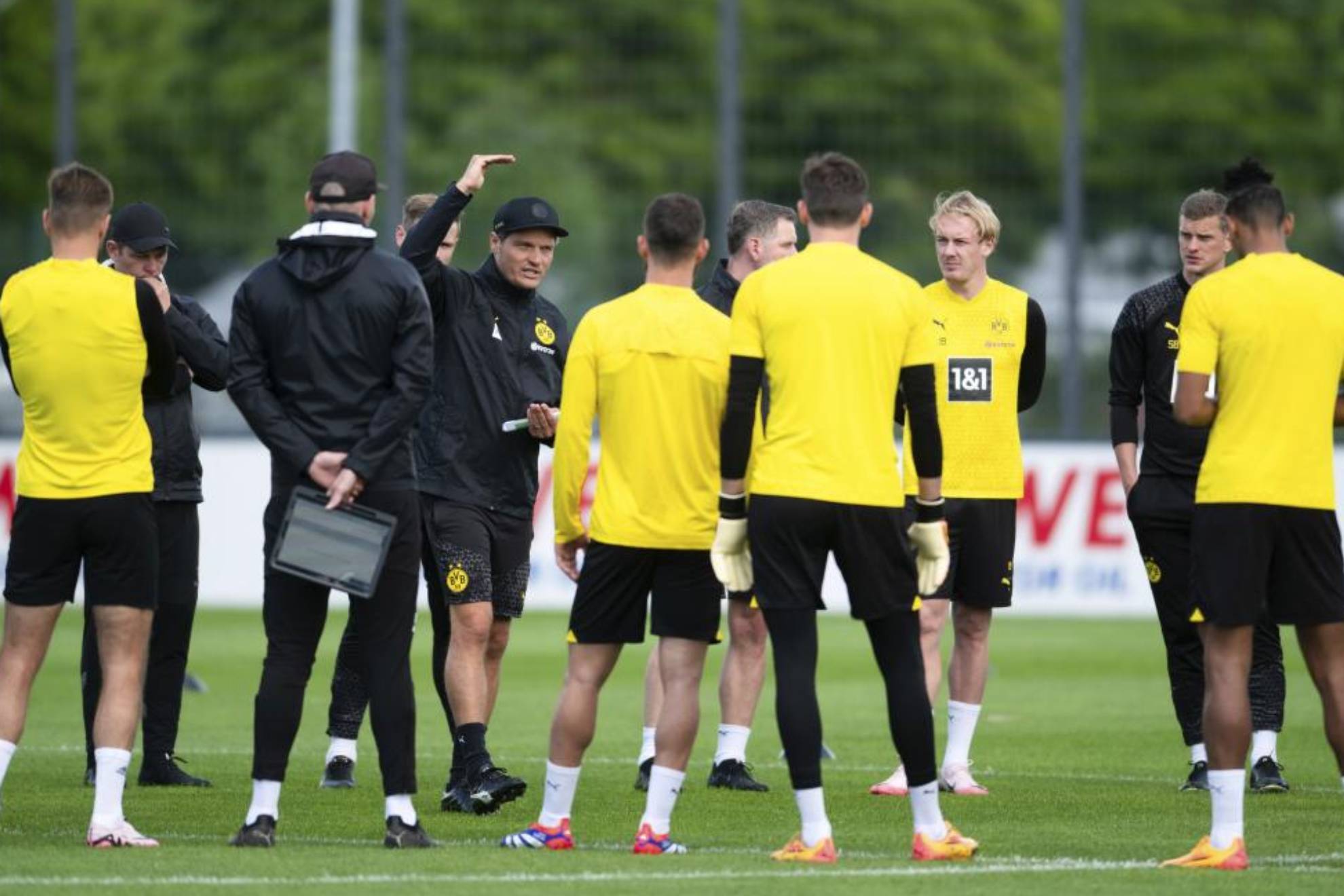 Terzic, con sus jugadores en un entrenamiento del Dortmund.