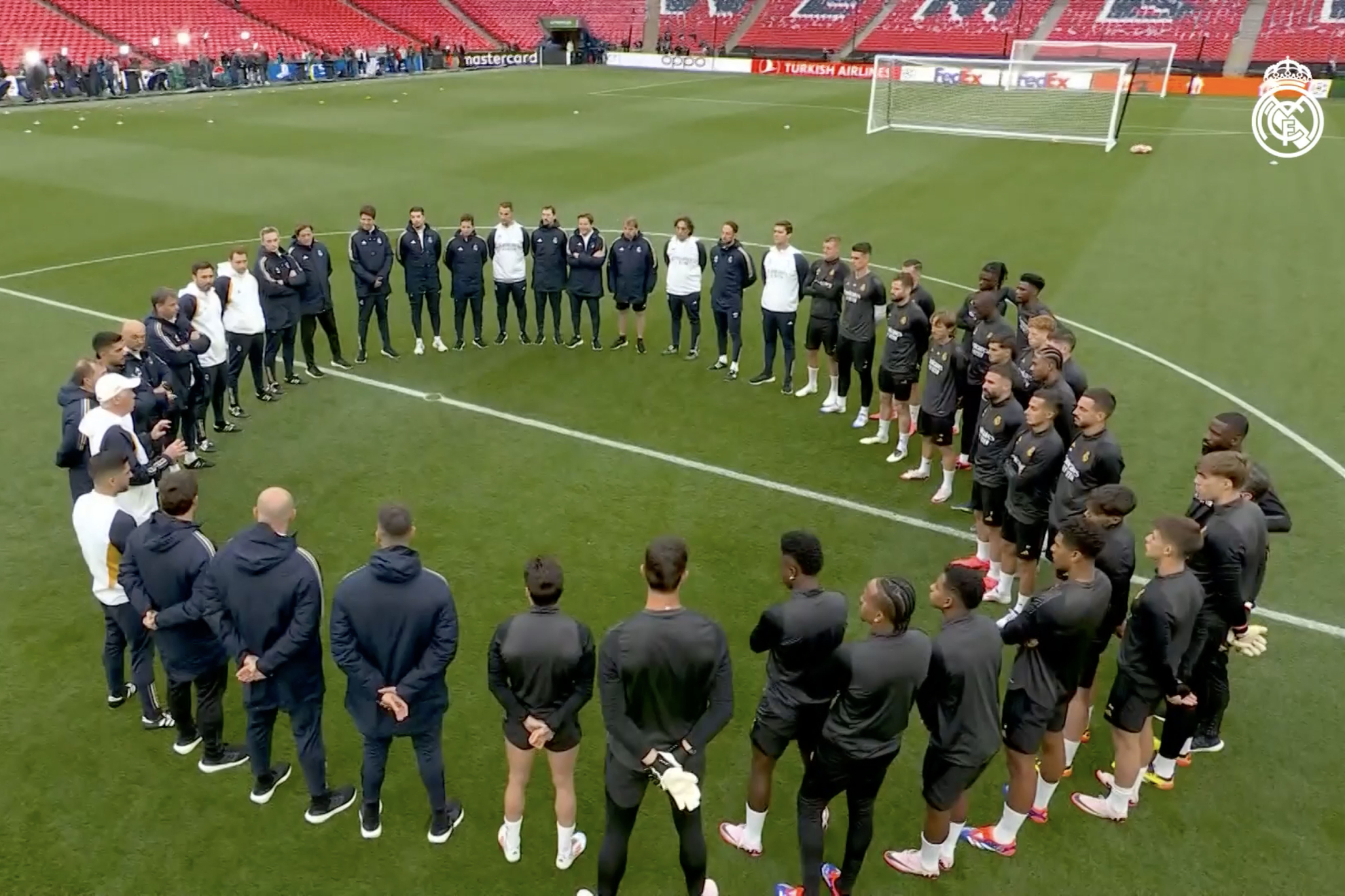 Charla de Ancelotti en el centro del campo de Wembley: �todo listo!