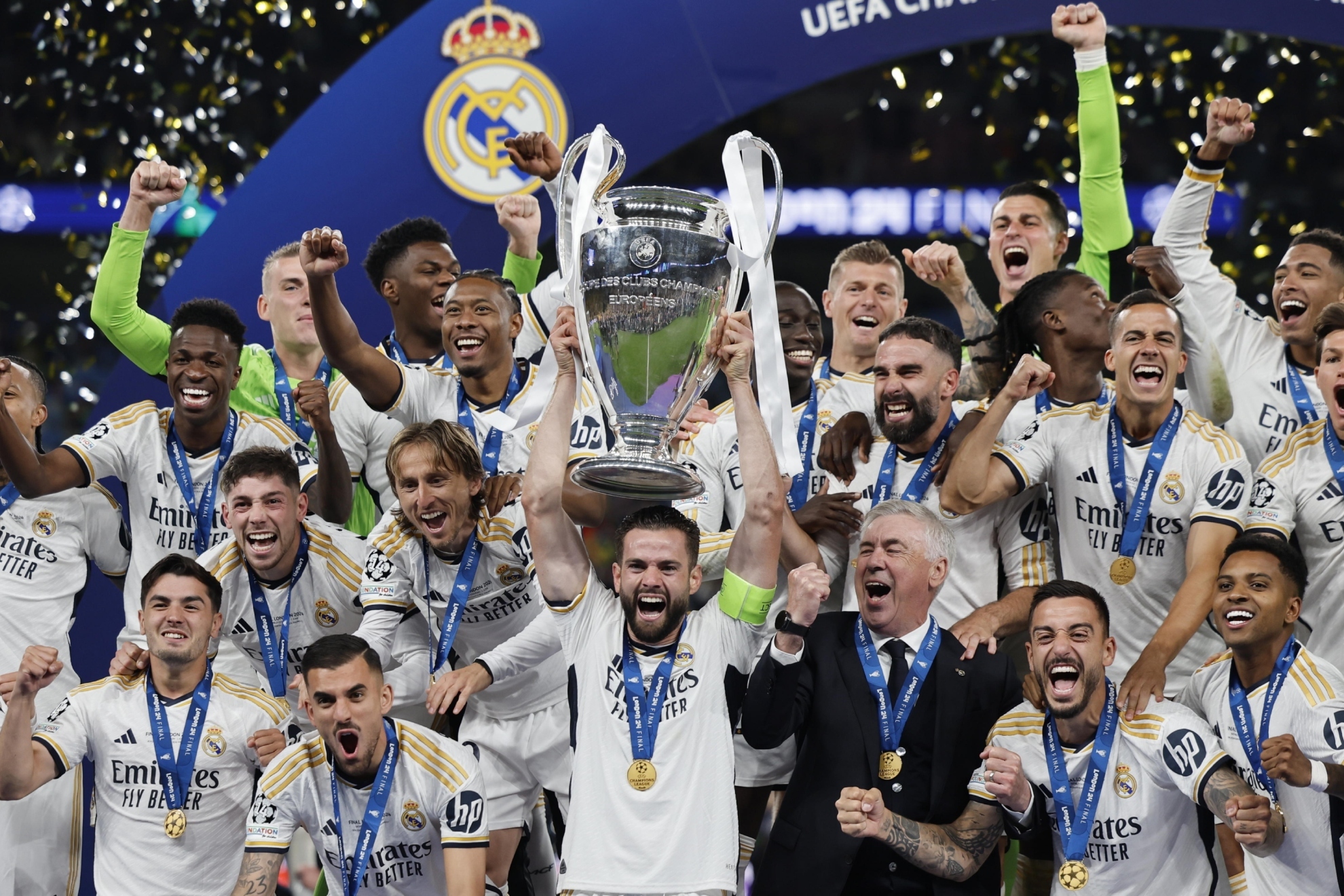 Nacho, levantando el trofeo de la Champions junto al resto de jugadores y cuerpo t�cnico del Madrid.