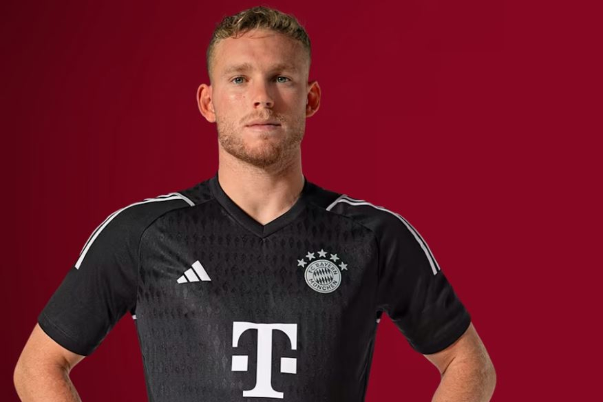 Daniel Peretz posa con la camiseta del Bayern M�nich.