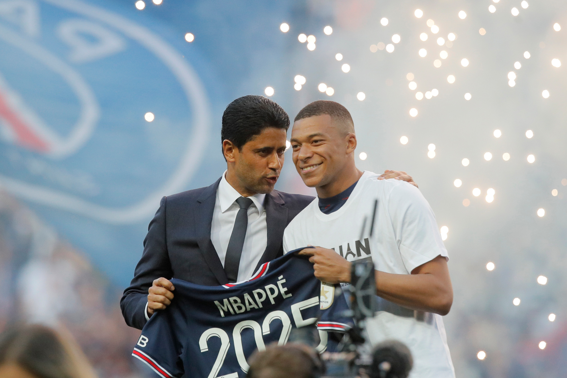 Al Khelaifi y Mbapp�, en el acto de renovaci�n del jugador en 2022.