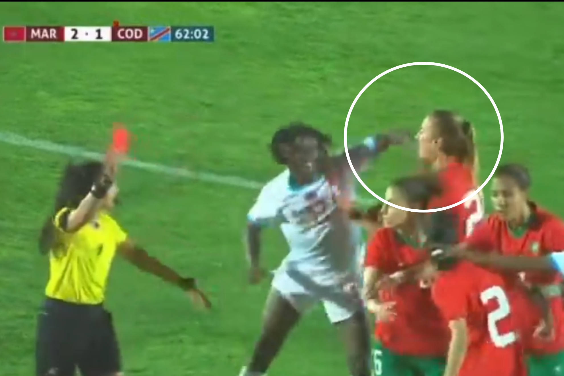 Salvaje pu�etazo de una jugadora del Congo a una rival marroqu�... �en un amistoso!