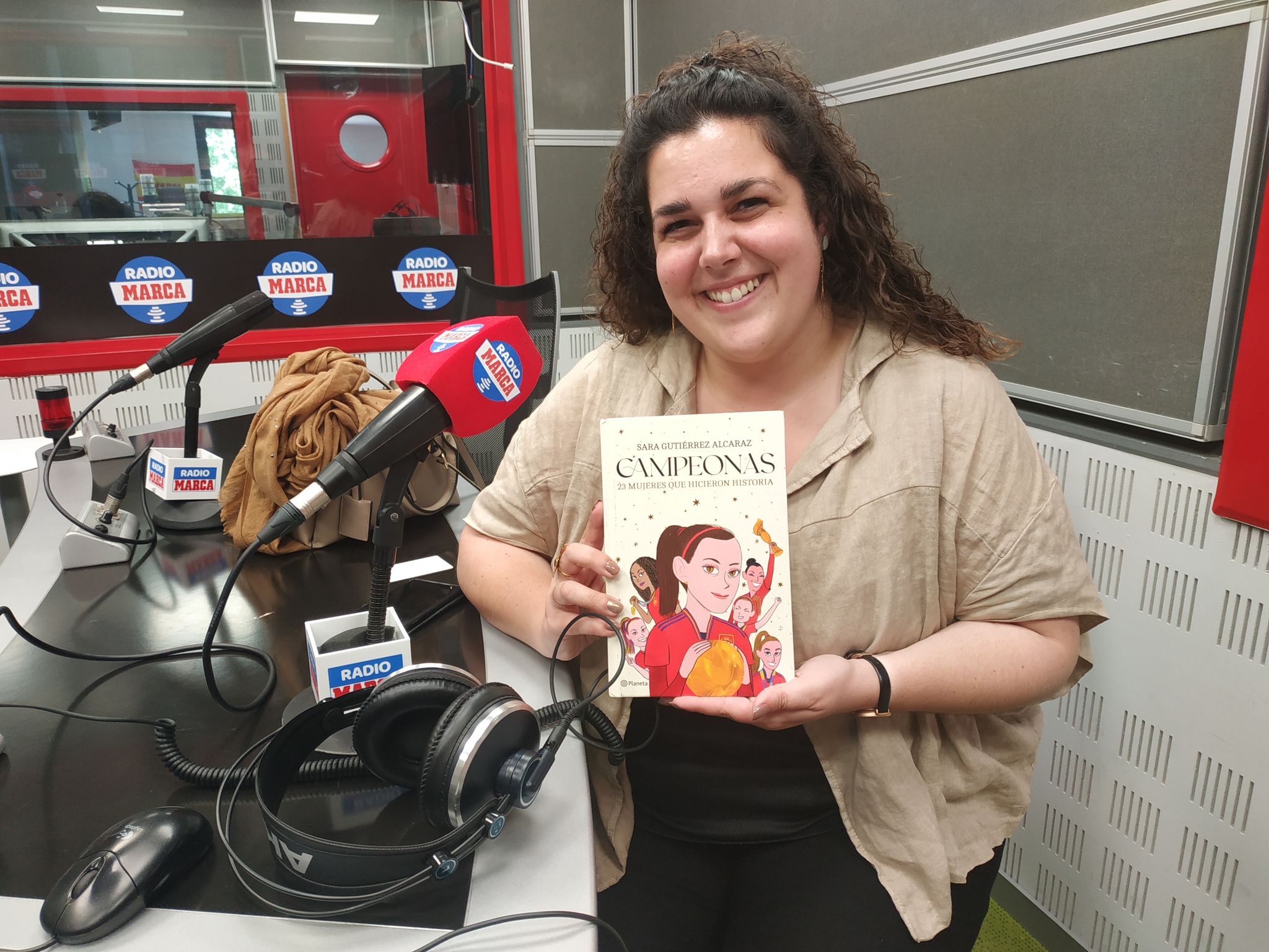 Sara Guti�rrez en los estudios de Radio Marca con su libro, Campeonas